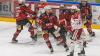 Der ECDC entschied das Spitzenspiel am Sonntagabend für sich. Gegen die Eisbären Regensburg gewann das Team von Sergej Waßmiller am Ende mit 3:1 und holte die nächsten wichtigen Punkte im Endspurt der Hauptrunde. Schon am Dienstag geht es für die Indians weiter, dann gastiert der EV Lindau am Hühnerberg.
Hafenrichter wieder zurück - Torloser erster Durchgang
Mit Jaro Hafenrichter kehrte eine wichtige Stütze zurück in die Mannschaft. Marco Eisenhut startete im Tor der Indians. Die Begegnung startete recht flott und intensiv. Beide Teams wollten sich nichts schenken und führten ein kampfbetontes Drittel. Der ECDC ging aber verdient in der siebten Minute in Führung. Alec Ahlroth drückte den Puck zum 1:0 in die Maschen. Memmingen spielte schneller und agiler als die Gäste aus der Domstadt. Tore fielen aber keine mehr, trotz mehrerer Gelegenheiten in Überzahl für die Eisbären.Zwei Tore im 2. DrittelIm zweiten Drittel, zumindest was die Spielanteile beider Teams angeht, zeigte sich ein ähnliches Bild. Die Indians waren das aktivere Team und erhöhten folgerichtig auf 2:0. Ludwig Nirschl versenkte die Scheibe im Eisbären-Gehäuse. Jedoch wurde das Spiel zunehmend ruppiger, was den ausverkauften Hühnerberg in einen Hexenkessel verwandelte. An Spannung und Intensität fehlte es keinesfalls.Souverän im Schlussdrittel
Im letzten Drittel kamen die Gäste zunächst zum Anschlusstreffer. Etwas überraschend versenkte Petr Heider zum 1:2 von der blauen Linie. Doch Memmingen ließ sich den Sieg nicht mehr nehmen. Die Indianer spielten konzentriert und standen kompakt. Auch Marco Eisenhut glänzte im Tor der Maustädter. Der entscheidende und letztendlich verdiente Treffer zum 3:1 fiel in der 56.Minute. Nach schöner Vorarbeit von Jaro Hafenrichter war es Petr Pohl, der eiskalt einnetzte und den wichtigen Sieg im Spitzenspiel perfekt machte.Derby am Dienstag: Lindau zu Gast
Zeit zum Regenerieren bleibt kaum, schon geht es Schlag auf Schlag weiter im Endspurt der Oberliga-Hauptrunde. Bereits am Dienstag kommt mit dem EV Lindau der nächste Gegner an den Hühnerberg. Das Team vom Bodensee konnte zuletzt zwei Erfolge, gegen Garmisch und Höchstadt einfahren und steht auf Platz 9 der Tabelle. Mit Martin Mairitsch und dem neuverpflichteten Nolan Redler stehen den Islanders zwei starke Kontingentspieler zur Verfügung. Die weiteren Leistungsträger sind die etablierten Kräfte Andreas Farny, Simon Klingler oder Florian Lüsch.

Die Indians, die sich mittlerweile auf Rang 2 vorgearbeitet haben, dürfen sich im Endspurt der Hauptrunde keinen Patzer mehr leisten, wenn sie noch einmal den Spitzenreiter Weiden angreifen wollen. Zuhause sind die Memminger bislang eine Macht, nur ein einziges Spiel musste man im Saisonverlauf abegben, das soll auch weiterhin so bleiben. Das Spiel am Dienstagabend beginnt um 20 Uhr, Tickets sind bereits im Vorverkauf verfügbar.