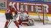 Der ECDC entschied das Spitzenspiel am Sonntagabend für sich. Gegen die Eisbären Regensburg gewann das Team von Sergej Waßmiller am Ende mit 3:1 und holte die nächsten wichtigen Punkte im Endspurt der Hauptrunde. Schon am Dienstag geht es für die Indians weiter, dann gastiert der EV Lindau am Hühnerberg.
Hafenrichter wieder zurück - Torloser erster Durchgang
Mit Jaro Hafenrichter kehrte eine wichtige Stütze zurück in die Mannschaft. Marco Eisenhut startete im Tor der Indians. Die Begegnung startete recht flott und intensiv. Beide Teams wollten sich nichts schenken und führten ein kampfbetontes Drittel. Der ECDC ging aber verdient in der siebten Minute in Führung. Alec Ahlroth drückte den Puck zum 1:0 in die Maschen. Memmingen spielte schneller und agiler als die Gäste aus der Domstadt. Tore fielen aber keine mehr, trotz mehrerer Gelegenheiten in Überzahl für die Eisbären.Zwei Tore im 2. DrittelIm zweiten Drittel, zumindest was die Spielanteile beider Teams angeht, zeigte sich ein ähnliches Bild. Die Indians waren das aktivere Team und erhöhten folgerichtig auf 2:0. Ludwig Nirschl versenkte die Scheibe im Eisbären-Gehäuse. Jedoch wurde das Spiel zunehmend ruppiger, was den ausverkauften Hühnerberg in einen Hexenkessel verwandelte. An Spannung und Intensität fehlte es keinesfalls.Souverän im Schlussdrittel
Im letzten Drittel kamen die Gäste zunächst zum Anschlusstreffer. Etwas überraschend versenkte Petr Heider zum 1:2 von der blauen Linie. Doch Memmingen ließ sich den Sieg nicht mehr nehmen. Die Indianer spielten konzentriert und standen kompakt. Auch Marco Eisenhut glänzte im Tor der Maustädter. Der entscheidende und letztendlich verdiente Treffer zum 3:1 fiel in der 56.Minute. Nach schöner Vorarbeit von Jaro Hafenrichter war es Petr Pohl, der eiskalt einnetzte und den wichtigen Sieg im Spitzenspiel perfekt machte.Derby am Dienstag: Lindau zu Gast
Zeit zum Regenerieren bleibt kaum, schon geht es Schlag auf Schlag weiter im Endspurt der Oberliga-Hauptrunde. Bereits am Dienstag kommt mit dem EV Lindau der nächste Gegner an den Hühnerberg. Das Team vom Bodensee konnte zuletzt zwei Erfolge, gegen Garmisch und Höchstadt einfahren und steht auf Platz 9 der Tabelle. Mit Martin Mairitsch und dem neuverpflichteten Nolan Redler stehen den Islanders zwei starke Kontingentspieler zur Verfügung. Die weiteren Leistungsträger sind die etablierten Kräfte Andreas Farny, Simon Klingler oder Florian Lüsch.

Die Indians, die sich mittlerweile auf Rang 2 vorgearbeitet haben, dürfen sich im Endspurt der Hauptrunde keinen Patzer mehr leisten, wenn sie noch einmal den Spitzenreiter Weiden angreifen wollen. Zuhause sind die Memminger bislang eine Macht, nur ein einziges Spiel musste man im Saisonverlauf abegben, das soll auch weiterhin so bleiben. Das Spiel am Dienstagabend beginnt um 20 Uhr, Tickets sind bereits im Vorverkauf verfügbar.