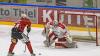 Der ECDC entschied das Spitzenspiel am Sonntagabend für sich. Gegen die Eisbären Regensburg gewann das Team von Sergej Waßmiller am Ende mit 3:1 und holte die nächsten wichtigen Punkte im Endspurt der Hauptrunde. Schon am Dienstag geht es für die Indians weiter, dann gastiert der EV Lindau am Hühnerberg.
Hafenrichter wieder zurück - Torloser erster Durchgang
Mit Jaro Hafenrichter kehrte eine wichtige Stütze zurück in die Mannschaft. Marco Eisenhut startete im Tor der Indians. Die Begegnung startete recht flott und intensiv. Beide Teams wollten sich nichts schenken und führten ein kampfbetontes Drittel. Der ECDC ging aber verdient in der siebten Minute in Führung. Alec Ahlroth drückte den Puck zum 1:0 in die Maschen. Memmingen spielte schneller und agiler als die Gäste aus der Domstadt. Tore fielen aber keine mehr, trotz mehrerer Gelegenheiten in Überzahl für die Eisbären.Zwei Tore im 2. DrittelIm zweiten Drittel, zumindest was die Spielanteile beider Teams angeht, zeigte sich ein ähnliches Bild. Die Indians waren das aktivere Team und erhöhten folgerichtig auf 2:0. Ludwig Nirschl versenkte die Scheibe im Eisbären-Gehäuse. Jedoch wurde das Spiel zunehmend ruppiger, was den ausverkauften Hühnerberg in einen Hexenkessel verwandelte. An Spannung und Intensität fehlte es keinesfalls.Souverän im Schlussdrittel
Im letzten Drittel kamen die Gäste zunächst zum Anschlusstreffer. Etwas überraschend versenkte Petr Heider zum 1:2 von der blauen Linie. Doch Memmingen ließ sich den Sieg nicht mehr nehmen. Die Indianer spielten konzentriert und standen kompakt. Auch Marco Eisenhut glänzte im Tor der Maustädter. Der entscheidende und letztendlich verdiente Treffer zum 3:1 fiel in der 56.Minute. Nach schöner Vorarbeit von Jaro Hafenrichter war es Petr Pohl, der eiskalt einnetzte und den wichtigen Sieg im Spitzenspiel perfekt machte.Derby am Dienstag: Lindau zu Gast
Zeit zum Regenerieren bleibt kaum, schon geht es Schlag auf Schlag weiter im Endspurt der Oberliga-Hauptrunde. Bereits am Dienstag kommt mit dem EV Lindau der nächste Gegner an den Hühnerberg. Das Team vom Bodensee konnte zuletzt zwei Erfolge, gegen Garmisch und Höchstadt einfahren und steht auf Platz 9 der Tabelle. Mit Martin Mairitsch und dem neuverpflichteten Nolan Redler stehen den Islanders zwei starke Kontingentspieler zur Verfügung. Die weiteren Leistungsträger sind die etablierten Kräfte Andreas Farny, Simon Klingler oder Florian Lüsch.

Die Indians, die sich mittlerweile auf Rang 2 vorgearbeitet haben, dürfen sich im Endspurt der Hauptrunde keinen Patzer mehr leisten, wenn sie noch einmal den Spitzenreiter Weiden angreifen wollen. Zuhause sind die Memminger bislang eine Macht, nur ein einziges Spiel musste man im Saisonverlauf abegben, das soll auch weiterhin so bleiben. Das Spiel am Dienstagabend beginnt um 20 Uhr, Tickets sind bereits im Vorverkauf verfügbar.