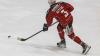 Der ECDC entschied das Spitzenspiel am Sonntagabend für sich. Gegen die Eisbären Regensburg gewann das Team von Sergej Waßmiller am Ende mit 3:1 und holte die nächsten wichtigen Punkte im Endspurt der Hauptrunde. Schon am Dienstag geht es für die Indians weiter, dann gastiert der EV Lindau am Hühnerberg.
Hafenrichter wieder zurück - Torloser erster Durchgang
Mit Jaro Hafenrichter kehrte eine wichtige Stütze zurück in die Mannschaft. Marco Eisenhut startete im Tor der Indians. Die Begegnung startete recht flott und intensiv. Beide Teams wollten sich nichts schenken und führten ein kampfbetontes Drittel. Der ECDC ging aber verdient in der siebten Minute in Führung. Alec Ahlroth drückte den Puck zum 1:0 in die Maschen. Memmingen spielte schneller und agiler als die Gäste aus der Domstadt. Tore fielen aber keine mehr, trotz mehrerer Gelegenheiten in Überzahl für die Eisbären.Zwei Tore im 2. DrittelIm zweiten Drittel, zumindest was die Spielanteile beider Teams angeht, zeigte sich ein ähnliches Bild. Die Indians waren das aktivere Team und erhöhten folgerichtig auf 2:0. Ludwig Nirschl versenkte die Scheibe im Eisbären-Gehäuse. Jedoch wurde das Spiel zunehmend ruppiger, was den ausverkauften Hühnerberg in einen Hexenkessel verwandelte. An Spannung und Intensität fehlte es keinesfalls.Souverän im Schlussdrittel
Im letzten Drittel kamen die Gäste zunächst zum Anschlusstreffer. Etwas überraschend versenkte Petr Heider zum 1:2 von der blauen Linie. Doch Memmingen ließ sich den Sieg nicht mehr nehmen. Die Indianer spielten konzentriert und standen kompakt. Auch Marco Eisenhut glänzte im Tor der Maustädter. Der entscheidende und letztendlich verdiente Treffer zum 3:1 fiel in der 56.Minute. Nach schöner Vorarbeit von Jaro Hafenrichter war es Petr Pohl, der eiskalt einnetzte und den wichtigen Sieg im Spitzenspiel perfekt machte.Derby am Dienstag: Lindau zu Gast
Zeit zum Regenerieren bleibt kaum, schon geht es Schlag auf Schlag weiter im Endspurt der Oberliga-Hauptrunde. Bereits am Dienstag kommt mit dem EV Lindau der nächste Gegner an den Hühnerberg. Das Team vom Bodensee konnte zuletzt zwei Erfolge, gegen Garmisch und Höchstadt einfahren und steht auf Platz 9 der Tabelle. Mit Martin Mairitsch und dem neuverpflichteten Nolan Redler stehen den Islanders zwei starke Kontingentspieler zur Verfügung. Die weiteren Leistungsträger sind die etablierten Kräfte Andreas Farny, Simon Klingler oder Florian Lüsch.

Die Indians, die sich mittlerweile auf Rang 2 vorgearbeitet haben, dürfen sich im Endspurt der Hauptrunde keinen Patzer mehr leisten, wenn sie noch einmal den Spitzenreiter Weiden angreifen wollen. Zuhause sind die Memminger bislang eine Macht, nur ein einziges Spiel musste man im Saisonverlauf abegben, das soll auch weiterhin so bleiben. Das Spiel am Dienstagabend beginnt um 20 Uhr, Tickets sind bereits im Vorverkauf verfügbar.