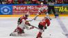 Der ECDC entschied das Spitzenspiel am Sonntagabend für sich. Gegen die Eisbären Regensburg gewann das Team von Sergej Waßmiller am Ende mit 3:1 und holte die nächsten wichtigen Punkte im Endspurt der Hauptrunde. Schon am Dienstag geht es für die Indians weiter, dann gastiert der EV Lindau am Hühnerberg.
Hafenrichter wieder zurück - Torloser erster Durchgang
Mit Jaro Hafenrichter kehrte eine wichtige Stütze zurück in die Mannschaft. Marco Eisenhut startete im Tor der Indians. Die Begegnung startete recht flott und intensiv. Beide Teams wollten sich nichts schenken und führten ein kampfbetontes Drittel. Der ECDC ging aber verdient in der siebten Minute in Führung. Alec Ahlroth drückte den Puck zum 1:0 in die Maschen. Memmingen spielte schneller und agiler als die Gäste aus der Domstadt. Tore fielen aber keine mehr, trotz mehrerer Gelegenheiten in Überzahl für die Eisbären.Zwei Tore im 2. DrittelIm zweiten Drittel, zumindest was die Spielanteile beider Teams angeht, zeigte sich ein ähnliches Bild. Die Indians waren das aktivere Team und erhöhten folgerichtig auf 2:0. Ludwig Nirschl versenkte die Scheibe im Eisbären-Gehäuse. Jedoch wurde das Spiel zunehmend ruppiger, was den ausverkauften Hühnerberg in einen Hexenkessel verwandelte. An Spannung und Intensität fehlte es keinesfalls.Souverän im Schlussdrittel
Im letzten Drittel kamen die Gäste zunächst zum Anschlusstreffer. Etwas überraschend versenkte Petr Heider zum 1:2 von der blauen Linie. Doch Memmingen ließ sich den Sieg nicht mehr nehmen. Die Indianer spielten konzentriert und standen kompakt. Auch Marco Eisenhut glänzte im Tor der Maustädter. Der entscheidende und letztendlich verdiente Treffer zum 3:1 fiel in der 56.Minute. Nach schöner Vorarbeit von Jaro Hafenrichter war es Petr Pohl, der eiskalt einnetzte und den wichtigen Sieg im Spitzenspiel perfekt machte.Derby am Dienstag: Lindau zu Gast
Zeit zum Regenerieren bleibt kaum, schon geht es Schlag auf Schlag weiter im Endspurt der Oberliga-Hauptrunde. Bereits am Dienstag kommt mit dem EV Lindau der nächste Gegner an den Hühnerberg. Das Team vom Bodensee konnte zuletzt zwei Erfolge, gegen Garmisch und Höchstadt einfahren und steht auf Platz 9 der Tabelle. Mit Martin Mairitsch und dem neuverpflichteten Nolan Redler stehen den Islanders zwei starke Kontingentspieler zur Verfügung. Die weiteren Leistungsträger sind die etablierten Kräfte Andreas Farny, Simon Klingler oder Florian Lüsch.

Die Indians, die sich mittlerweile auf Rang 2 vorgearbeitet haben, dürfen sich im Endspurt der Hauptrunde keinen Patzer mehr leisten, wenn sie noch einmal den Spitzenreiter Weiden angreifen wollen. Zuhause sind die Memminger bislang eine Macht, nur ein einziges Spiel musste man im Saisonverlauf abegben, das soll auch weiterhin so bleiben. Das Spiel am Dienstagabend beginnt um 20 Uhr, Tickets sind bereits im Vorverkauf verfügbar.