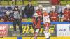 Der ECDC entschied das Spitzenspiel am Sonntagabend für sich. Gegen die Eisbären Regensburg gewann das Team von Sergej Waßmiller am Ende mit 3:1 und holte die nächsten wichtigen Punkte im Endspurt der Hauptrunde. Schon am Dienstag geht es für die Indians weiter, dann gastiert der EV Lindau am Hühnerberg.
Hafenrichter wieder zurück - Torloser erster Durchgang
Mit Jaro Hafenrichter kehrte eine wichtige Stütze zurück in die Mannschaft. Marco Eisenhut startete im Tor der Indians. Die Begegnung startete recht flott und intensiv. Beide Teams wollten sich nichts schenken und führten ein kampfbetontes Drittel. Der ECDC ging aber verdient in der siebten Minute in Führung. Alec Ahlroth drückte den Puck zum 1:0 in die Maschen. Memmingen spielte schneller und agiler als die Gäste aus der Domstadt. Tore fielen aber keine mehr, trotz mehrerer Gelegenheiten in Überzahl für die Eisbären.Zwei Tore im 2. DrittelIm zweiten Drittel, zumindest was die Spielanteile beider Teams angeht, zeigte sich ein ähnliches Bild. Die Indians waren das aktivere Team und erhöhten folgerichtig auf 2:0. Ludwig Nirschl versenkte die Scheibe im Eisbären-Gehäuse. Jedoch wurde das Spiel zunehmend ruppiger, was den ausverkauften Hühnerberg in einen Hexenkessel verwandelte. An Spannung und Intensität fehlte es keinesfalls.Souverän im Schlussdrittel
Im letzten Drittel kamen die Gäste zunächst zum Anschlusstreffer. Etwas überraschend versenkte Petr Heider zum 1:2 von der blauen Linie. Doch Memmingen ließ sich den Sieg nicht mehr nehmen. Die Indianer spielten konzentriert und standen kompakt. Auch Marco Eisenhut glänzte im Tor der Maustädter. Der entscheidende und letztendlich verdiente Treffer zum 3:1 fiel in der 56.Minute. Nach schöner Vorarbeit von Jaro Hafenrichter war es Petr Pohl, der eiskalt einnetzte und den wichtigen Sieg im Spitzenspiel perfekt machte.Derby am Dienstag: Lindau zu Gast
Zeit zum Regenerieren bleibt kaum, schon geht es Schlag auf Schlag weiter im Endspurt der Oberliga-Hauptrunde. Bereits am Dienstag kommt mit dem EV Lindau der nächste Gegner an den Hühnerberg. Das Team vom Bodensee konnte zuletzt zwei Erfolge, gegen Garmisch und Höchstadt einfahren und steht auf Platz 9 der Tabelle. Mit Martin Mairitsch und dem neuverpflichteten Nolan Redler stehen den Islanders zwei starke Kontingentspieler zur Verfügung. Die weiteren Leistungsträger sind die etablierten Kräfte Andreas Farny, Simon Klingler oder Florian Lüsch.

Die Indians, die sich mittlerweile auf Rang 2 vorgearbeitet haben, dürfen sich im Endspurt der Hauptrunde keinen Patzer mehr leisten, wenn sie noch einmal den Spitzenreiter Weiden angreifen wollen. Zuhause sind die Memminger bislang eine Macht, nur ein einziges Spiel musste man im Saisonverlauf abegben, das soll auch weiterhin so bleiben. Das Spiel am Dienstagabend beginnt um 20 Uhr, Tickets sind bereits im Vorverkauf verfügbar.