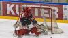 Der ECDC entschied das Spitzenspiel am Sonntagabend für sich. Gegen die Eisbären Regensburg gewann das Team von Sergej Waßmiller am Ende mit 3:1 und holte die nächsten wichtigen Punkte im Endspurt der Hauptrunde. Schon am Dienstag geht es für die Indians weiter, dann gastiert der EV Lindau am Hühnerberg.
Hafenrichter wieder zurück - Torloser erster Durchgang
Mit Jaro Hafenrichter kehrte eine wichtige Stütze zurück in die Mannschaft. Marco Eisenhut startete im Tor der Indians. Die Begegnung startete recht flott und intensiv. Beide Teams wollten sich nichts schenken und führten ein kampfbetontes Drittel. Der ECDC ging aber verdient in der siebten Minute in Führung. Alec Ahlroth drückte den Puck zum 1:0 in die Maschen. Memmingen spielte schneller und agiler als die Gäste aus der Domstadt. Tore fielen aber keine mehr, trotz mehrerer Gelegenheiten in Überzahl für die Eisbären.Zwei Tore im 2. DrittelIm zweiten Drittel, zumindest was die Spielanteile beider Teams angeht, zeigte sich ein ähnliches Bild. Die Indians waren das aktivere Team und erhöhten folgerichtig auf 2:0. Ludwig Nirschl versenkte die Scheibe im Eisbären-Gehäuse. Jedoch wurde das Spiel zunehmend ruppiger, was den ausverkauften Hühnerberg in einen Hexenkessel verwandelte. An Spannung und Intensität fehlte es keinesfalls.Souverän im Schlussdrittel
Im letzten Drittel kamen die Gäste zunächst zum Anschlusstreffer. Etwas überraschend versenkte Petr Heider zum 1:2 von der blauen Linie. Doch Memmingen ließ sich den Sieg nicht mehr nehmen. Die Indianer spielten konzentriert und standen kompakt. Auch Marco Eisenhut glänzte im Tor der Maustädter. Der entscheidende und letztendlich verdiente Treffer zum 3:1 fiel in der 56.Minute. Nach schöner Vorarbeit von Jaro Hafenrichter war es Petr Pohl, der eiskalt einnetzte und den wichtigen Sieg im Spitzenspiel perfekt machte.Derby am Dienstag: Lindau zu Gast
Zeit zum Regenerieren bleibt kaum, schon geht es Schlag auf Schlag weiter im Endspurt der Oberliga-Hauptrunde. Bereits am Dienstag kommt mit dem EV Lindau der nächste Gegner an den Hühnerberg. Das Team vom Bodensee konnte zuletzt zwei Erfolge, gegen Garmisch und Höchstadt einfahren und steht auf Platz 9 der Tabelle. Mit Martin Mairitsch und dem neuverpflichteten Nolan Redler stehen den Islanders zwei starke Kontingentspieler zur Verfügung. Die weiteren Leistungsträger sind die etablierten Kräfte Andreas Farny, Simon Klingler oder Florian Lüsch.

Die Indians, die sich mittlerweile auf Rang 2 vorgearbeitet haben, dürfen sich im Endspurt der Hauptrunde keinen Patzer mehr leisten, wenn sie noch einmal den Spitzenreiter Weiden angreifen wollen. Zuhause sind die Memminger bislang eine Macht, nur ein einziges Spiel musste man im Saisonverlauf abegben, das soll auch weiterhin so bleiben. Das Spiel am Dienstagabend beginnt um 20 Uhr, Tickets sind bereits im Vorverkauf verfügbar.