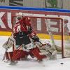 Der ECDC entschied das Spitzenspiel am Sonntagabend für sich. Gegen die Eisbären Regensburg gewann das Team von Sergej Waßmiller am Ende mit 3:1 und holte die nächsten wichtigen Punkte im Endspurt der Hauptrunde. Schon am Dienstag geht es für die Indians weiter, dann gastiert der EV Lindau am Hühnerberg.
Hafenrichter wieder zurück - Torloser erster Durchgang
Mit Jaro Hafenrichter kehrte eine wichtige Stütze zurück in die Mannschaft. Marco Eisenhut startete im Tor der Indians. Die Begegnung startete recht flott und intensiv. Beide Teams wollten sich nichts schenken und führten ein kampfbetontes Drittel. Der ECDC ging aber verdient in der siebten Minute in Führung. Alec Ahlroth drückte den Puck zum 1:0 in die Maschen. Memmingen spielte schneller und agiler als die Gäste aus der Domstadt. Tore fielen aber keine mehr, trotz mehrerer Gelegenheiten in Überzahl für die Eisbären.Zwei Tore im 2. DrittelIm zweiten Drittel, zumindest was die Spielanteile beider Teams angeht, zeigte sich ein ähnliches Bild. Die Indians waren das aktivere Team und erhöhten folgerichtig auf 2:0. Ludwig Nirschl versenkte die Scheibe im Eisbären-Gehäuse. Jedoch wurde das Spiel zunehmend ruppiger, was den ausverkauften Hühnerberg in einen Hexenkessel verwandelte. An Spannung und Intensität fehlte es keinesfalls.Souverän im Schlussdrittel
Im letzten Drittel kamen die Gäste zunächst zum Anschlusstreffer. Etwas überraschend versenkte Petr Heider zum 1:2 von der blauen Linie. Doch Memmingen ließ sich den Sieg nicht mehr nehmen. Die Indianer spielten konzentriert und standen kompakt. Auch Marco Eisenhut glänzte im Tor der Maustädter. Der entscheidende und letztendlich verdiente Treffer zum 3:1 fiel in der 56.Minute. Nach schöner Vorarbeit von Jaro Hafenrichter war es Petr Pohl, der eiskalt einnetzte und den wichtigen Sieg im Spitzenspiel perfekt machte.Derby am Dienstag: Lindau zu Gast
Zeit zum Regenerieren bleibt kaum, schon geht es Schlag auf Schlag weiter im Endspurt der Oberliga-Hauptrunde. Bereits am Dienstag kommt mit dem EV Lindau der nächste Gegner an den Hühnerberg. Das Team vom Bodensee konnte zuletzt zwei Erfolge, gegen Garmisch und Höchstadt einfahren und steht auf Platz 9 der Tabelle. Mit Martin Mairitsch und dem neuverpflichteten Nolan Redler stehen den Islanders zwei starke Kontingentspieler zur Verfügung. Die weiteren Leistungsträger sind die etablierten Kräfte Andreas Farny, Simon Klingler oder Florian Lüsch.

Die Indians, die sich mittlerweile auf Rang 2 vorgearbeitet haben, dürfen sich im Endspurt der Hauptrunde keinen Patzer mehr leisten, wenn sie noch einmal den Spitzenreiter Weiden angreifen wollen. Zuhause sind die Memminger bislang eine Macht, nur ein einziges Spiel musste man im Saisonverlauf abegben, das soll auch weiterhin so bleiben. Das Spiel am Dienstagabend beginnt um 20 Uhr, Tickets sind bereits im Vorverkauf verfügbar.