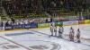 Der ECDC entschied das Spitzenspiel am Sonntagabend für sich. Gegen die Eisbären Regensburg gewann das Team von Sergej Waßmiller am Ende mit 3:1 und holte die nächsten wichtigen Punkte im Endspurt der Hauptrunde. Schon am Dienstag geht es für die Indians weiter, dann gastiert der EV Lindau am Hühnerberg.
Hafenrichter wieder zurück - Torloser erster Durchgang
Mit Jaro Hafenrichter kehrte eine wichtige Stütze zurück in die Mannschaft. Marco Eisenhut startete im Tor der Indians. Die Begegnung startete recht flott und intensiv. Beide Teams wollten sich nichts schenken und führten ein kampfbetontes Drittel. Der ECDC ging aber verdient in der siebten Minute in Führung. Alec Ahlroth drückte den Puck zum 1:0 in die Maschen. Memmingen spielte schneller und agiler als die Gäste aus der Domstadt. Tore fielen aber keine mehr, trotz mehrerer Gelegenheiten in Überzahl für die Eisbären.Zwei Tore im 2. DrittelIm zweiten Drittel, zumindest was die Spielanteile beider Teams angeht, zeigte sich ein ähnliches Bild. Die Indians waren das aktivere Team und erhöhten folgerichtig auf 2:0. Ludwig Nirschl versenkte die Scheibe im Eisbären-Gehäuse. Jedoch wurde das Spiel zunehmend ruppiger, was den ausverkauften Hühnerberg in einen Hexenkessel verwandelte. An Spannung und Intensität fehlte es keinesfalls.Souverän im Schlussdrittel
Im letzten Drittel kamen die Gäste zunächst zum Anschlusstreffer. Etwas überraschend versenkte Petr Heider zum 1:2 von der blauen Linie. Doch Memmingen ließ sich den Sieg nicht mehr nehmen. Die Indianer spielten konzentriert und standen kompakt. Auch Marco Eisenhut glänzte im Tor der Maustädter. Der entscheidende und letztendlich verdiente Treffer zum 3:1 fiel in der 56.Minute. Nach schöner Vorarbeit von Jaro Hafenrichter war es Petr Pohl, der eiskalt einnetzte und den wichtigen Sieg im Spitzenspiel perfekt machte.Derby am Dienstag: Lindau zu Gast
Zeit zum Regenerieren bleibt kaum, schon geht es Schlag auf Schlag weiter im Endspurt der Oberliga-Hauptrunde. Bereits am Dienstag kommt mit dem EV Lindau der nächste Gegner an den Hühnerberg. Das Team vom Bodensee konnte zuletzt zwei Erfolge, gegen Garmisch und Höchstadt einfahren und steht auf Platz 9 der Tabelle. Mit Martin Mairitsch und dem neuverpflichteten Nolan Redler stehen den Islanders zwei starke Kontingentspieler zur Verfügung. Die weiteren Leistungsträger sind die etablierten Kräfte Andreas Farny, Simon Klingler oder Florian Lüsch.

Die Indians, die sich mittlerweile auf Rang 2 vorgearbeitet haben, dürfen sich im Endspurt der Hauptrunde keinen Patzer mehr leisten, wenn sie noch einmal den Spitzenreiter Weiden angreifen wollen. Zuhause sind die Memminger bislang eine Macht, nur ein einziges Spiel musste man im Saisonverlauf abegben, das soll auch weiterhin so bleiben. Das Spiel am Dienstagabend beginnt um 20 Uhr, Tickets sind bereits im Vorverkauf verfügbar.