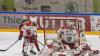 Der ECDC entschied das Spitzenspiel am Sonntagabend für sich. Gegen die Eisbären Regensburg gewann das Team von Sergej Waßmiller am Ende mit 3:1 und holte die nächsten wichtigen Punkte im Endspurt der Hauptrunde. Schon am Dienstag geht es für die Indians weiter, dann gastiert der EV Lindau am Hühnerberg.
Hafenrichter wieder zurück - Torloser erster Durchgang
Mit Jaro Hafenrichter kehrte eine wichtige Stütze zurück in die Mannschaft. Marco Eisenhut startete im Tor der Indians. Die Begegnung startete recht flott und intensiv. Beide Teams wollten sich nichts schenken und führten ein kampfbetontes Drittel. Der ECDC ging aber verdient in der siebten Minute in Führung. Alec Ahlroth drückte den Puck zum 1:0 in die Maschen. Memmingen spielte schneller und agiler als die Gäste aus der Domstadt. Tore fielen aber keine mehr, trotz mehrerer Gelegenheiten in Überzahl für die Eisbären.Zwei Tore im 2. DrittelIm zweiten Drittel, zumindest was die Spielanteile beider Teams angeht, zeigte sich ein ähnliches Bild. Die Indians waren das aktivere Team und erhöhten folgerichtig auf 2:0. Ludwig Nirschl versenkte die Scheibe im Eisbären-Gehäuse. Jedoch wurde das Spiel zunehmend ruppiger, was den ausverkauften Hühnerberg in einen Hexenkessel verwandelte. An Spannung und Intensität fehlte es keinesfalls.Souverän im Schlussdrittel
Im letzten Drittel kamen die Gäste zunächst zum Anschlusstreffer. Etwas überraschend versenkte Petr Heider zum 1:2 von der blauen Linie. Doch Memmingen ließ sich den Sieg nicht mehr nehmen. Die Indianer spielten konzentriert und standen kompakt. Auch Marco Eisenhut glänzte im Tor der Maustädter. Der entscheidende und letztendlich verdiente Treffer zum 3:1 fiel in der 56.Minute. Nach schöner Vorarbeit von Jaro Hafenrichter war es Petr Pohl, der eiskalt einnetzte und den wichtigen Sieg im Spitzenspiel perfekt machte.Derby am Dienstag: Lindau zu Gast
Zeit zum Regenerieren bleibt kaum, schon geht es Schlag auf Schlag weiter im Endspurt der Oberliga-Hauptrunde. Bereits am Dienstag kommt mit dem EV Lindau der nächste Gegner an den Hühnerberg. Das Team vom Bodensee konnte zuletzt zwei Erfolge, gegen Garmisch und Höchstadt einfahren und steht auf Platz 9 der Tabelle. Mit Martin Mairitsch und dem neuverpflichteten Nolan Redler stehen den Islanders zwei starke Kontingentspieler zur Verfügung. Die weiteren Leistungsträger sind die etablierten Kräfte Andreas Farny, Simon Klingler oder Florian Lüsch.

Die Indians, die sich mittlerweile auf Rang 2 vorgearbeitet haben, dürfen sich im Endspurt der Hauptrunde keinen Patzer mehr leisten, wenn sie noch einmal den Spitzenreiter Weiden angreifen wollen. Zuhause sind die Memminger bislang eine Macht, nur ein einziges Spiel musste man im Saisonverlauf abegben, das soll auch weiterhin so bleiben. Das Spiel am Dienstagabend beginnt um 20 Uhr, Tickets sind bereits im Vorverkauf verfügbar.