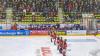 Der ECDC entschied das Spitzenspiel am Sonntagabend für sich. Gegen die Eisbären Regensburg gewann das Team von Sergej Waßmiller am Ende mit 3:1 und holte die nächsten wichtigen Punkte im Endspurt der Hauptrunde. Schon am Dienstag geht es für die Indians weiter, dann gastiert der EV Lindau am Hühnerberg.
Hafenrichter wieder zurück - Torloser erster Durchgang
Mit Jaro Hafenrichter kehrte eine wichtige Stütze zurück in die Mannschaft. Marco Eisenhut startete im Tor der Indians. Die Begegnung startete recht flott und intensiv. Beide Teams wollten sich nichts schenken und führten ein kampfbetontes Drittel. Der ECDC ging aber verdient in der siebten Minute in Führung. Alec Ahlroth drückte den Puck zum 1:0 in die Maschen. Memmingen spielte schneller und agiler als die Gäste aus der Domstadt. Tore fielen aber keine mehr, trotz mehrerer Gelegenheiten in Überzahl für die Eisbären.Zwei Tore im 2. DrittelIm zweiten Drittel, zumindest was die Spielanteile beider Teams angeht, zeigte sich ein ähnliches Bild. Die Indians waren das aktivere Team und erhöhten folgerichtig auf 2:0. Ludwig Nirschl versenkte die Scheibe im Eisbären-Gehäuse. Jedoch wurde das Spiel zunehmend ruppiger, was den ausverkauften Hühnerberg in einen Hexenkessel verwandelte. An Spannung und Intensität fehlte es keinesfalls.Souverän im Schlussdrittel
Im letzten Drittel kamen die Gäste zunächst zum Anschlusstreffer. Etwas überraschend versenkte Petr Heider zum 1:2 von der blauen Linie. Doch Memmingen ließ sich den Sieg nicht mehr nehmen. Die Indianer spielten konzentriert und standen kompakt. Auch Marco Eisenhut glänzte im Tor der Maustädter. Der entscheidende und letztendlich verdiente Treffer zum 3:1 fiel in der 56.Minute. Nach schöner Vorarbeit von Jaro Hafenrichter war es Petr Pohl, der eiskalt einnetzte und den wichtigen Sieg im Spitzenspiel perfekt machte.Derby am Dienstag: Lindau zu Gast
Zeit zum Regenerieren bleibt kaum, schon geht es Schlag auf Schlag weiter im Endspurt der Oberliga-Hauptrunde. Bereits am Dienstag kommt mit dem EV Lindau der nächste Gegner an den Hühnerberg. Das Team vom Bodensee konnte zuletzt zwei Erfolge, gegen Garmisch und Höchstadt einfahren und steht auf Platz 9 der Tabelle. Mit Martin Mairitsch und dem neuverpflichteten Nolan Redler stehen den Islanders zwei starke Kontingentspieler zur Verfügung. Die weiteren Leistungsträger sind die etablierten Kräfte Andreas Farny, Simon Klingler oder Florian Lüsch.

Die Indians, die sich mittlerweile auf Rang 2 vorgearbeitet haben, dürfen sich im Endspurt der Hauptrunde keinen Patzer mehr leisten, wenn sie noch einmal den Spitzenreiter Weiden angreifen wollen. Zuhause sind die Memminger bislang eine Macht, nur ein einziges Spiel musste man im Saisonverlauf abegben, das soll auch weiterhin so bleiben. Das Spiel am Dienstagabend beginnt um 20 Uhr, Tickets sind bereits im Vorverkauf verfügbar.