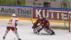 Der ECDC entschied das Spitzenspiel am Sonntagabend für sich. Gegen die Eisbären Regensburg gewann das Team von Sergej Waßmiller am Ende mit 3:1 und holte die nächsten wichtigen Punkte im Endspurt der Hauptrunde. Schon am Dienstag geht es für die Indians weiter, dann gastiert der EV Lindau am Hühnerberg.
Hafenrichter wieder zurück - Torloser erster Durchgang
Mit Jaro Hafenrichter kehrte eine wichtige Stütze zurück in die Mannschaft. Marco Eisenhut startete im Tor der Indians. Die Begegnung startete recht flott und intensiv. Beide Teams wollten sich nichts schenken und führten ein kampfbetontes Drittel. Der ECDC ging aber verdient in der siebten Minute in Führung. Alec Ahlroth drückte den Puck zum 1:0 in die Maschen. Memmingen spielte schneller und agiler als die Gäste aus der Domstadt. Tore fielen aber keine mehr, trotz mehrerer Gelegenheiten in Überzahl für die Eisbären.Zwei Tore im 2. DrittelIm zweiten Drittel, zumindest was die Spielanteile beider Teams angeht, zeigte sich ein ähnliches Bild. Die Indians waren das aktivere Team und erhöhten folgerichtig auf 2:0. Ludwig Nirschl versenkte die Scheibe im Eisbären-Gehäuse. Jedoch wurde das Spiel zunehmend ruppiger, was den ausverkauften Hühnerberg in einen Hexenkessel verwandelte. An Spannung und Intensität fehlte es keinesfalls.Souverän im Schlussdrittel
Im letzten Drittel kamen die Gäste zunächst zum Anschlusstreffer. Etwas überraschend versenkte Petr Heider zum 1:2 von der blauen Linie. Doch Memmingen ließ sich den Sieg nicht mehr nehmen. Die Indianer spielten konzentriert und standen kompakt. Auch Marco Eisenhut glänzte im Tor der Maustädter. Der entscheidende und letztendlich verdiente Treffer zum 3:1 fiel in der 56.Minute. Nach schöner Vorarbeit von Jaro Hafenrichter war es Petr Pohl, der eiskalt einnetzte und den wichtigen Sieg im Spitzenspiel perfekt machte.Derby am Dienstag: Lindau zu Gast
Zeit zum Regenerieren bleibt kaum, schon geht es Schlag auf Schlag weiter im Endspurt der Oberliga-Hauptrunde. Bereits am Dienstag kommt mit dem EV Lindau der nächste Gegner an den Hühnerberg. Das Team vom Bodensee konnte zuletzt zwei Erfolge, gegen Garmisch und Höchstadt einfahren und steht auf Platz 9 der Tabelle. Mit Martin Mairitsch und dem neuverpflichteten Nolan Redler stehen den Islanders zwei starke Kontingentspieler zur Verfügung. Die weiteren Leistungsträger sind die etablierten Kräfte Andreas Farny, Simon Klingler oder Florian Lüsch.

Die Indians, die sich mittlerweile auf Rang 2 vorgearbeitet haben, dürfen sich im Endspurt der Hauptrunde keinen Patzer mehr leisten, wenn sie noch einmal den Spitzenreiter Weiden angreifen wollen. Zuhause sind die Memminger bislang eine Macht, nur ein einziges Spiel musste man im Saisonverlauf abegben, das soll auch weiterhin so bleiben. Das Spiel am Dienstagabend beginnt um 20 Uhr, Tickets sind bereits im Vorverkauf verfügbar.