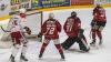 Der ECDC entschied das Spitzenspiel am Sonntagabend für sich. Gegen die Eisbären Regensburg gewann das Team von Sergej Waßmiller am Ende mit 3:1 und holte die nächsten wichtigen Punkte im Endspurt der Hauptrunde. Schon am Dienstag geht es für die Indians weiter, dann gastiert der EV Lindau am Hühnerberg.
Hafenrichter wieder zurück - Torloser erster Durchgang
Mit Jaro Hafenrichter kehrte eine wichtige Stütze zurück in die Mannschaft. Marco Eisenhut startete im Tor der Indians. Die Begegnung startete recht flott und intensiv. Beide Teams wollten sich nichts schenken und führten ein kampfbetontes Drittel. Der ECDC ging aber verdient in der siebten Minute in Führung. Alec Ahlroth drückte den Puck zum 1:0 in die Maschen. Memmingen spielte schneller und agiler als die Gäste aus der Domstadt. Tore fielen aber keine mehr, trotz mehrerer Gelegenheiten in Überzahl für die Eisbären.Zwei Tore im 2. DrittelIm zweiten Drittel, zumindest was die Spielanteile beider Teams angeht, zeigte sich ein ähnliches Bild. Die Indians waren das aktivere Team und erhöhten folgerichtig auf 2:0. Ludwig Nirschl versenkte die Scheibe im Eisbären-Gehäuse. Jedoch wurde das Spiel zunehmend ruppiger, was den ausverkauften Hühnerberg in einen Hexenkessel verwandelte. An Spannung und Intensität fehlte es keinesfalls.Souverän im Schlussdrittel
Im letzten Drittel kamen die Gäste zunächst zum Anschlusstreffer. Etwas überraschend versenkte Petr Heider zum 1:2 von der blauen Linie. Doch Memmingen ließ sich den Sieg nicht mehr nehmen. Die Indianer spielten konzentriert und standen kompakt. Auch Marco Eisenhut glänzte im Tor der Maustädter. Der entscheidende und letztendlich verdiente Treffer zum 3:1 fiel in der 56.Minute. Nach schöner Vorarbeit von Jaro Hafenrichter war es Petr Pohl, der eiskalt einnetzte und den wichtigen Sieg im Spitzenspiel perfekt machte.Derby am Dienstag: Lindau zu Gast
Zeit zum Regenerieren bleibt kaum, schon geht es Schlag auf Schlag weiter im Endspurt der Oberliga-Hauptrunde. Bereits am Dienstag kommt mit dem EV Lindau der nächste Gegner an den Hühnerberg. Das Team vom Bodensee konnte zuletzt zwei Erfolge, gegen Garmisch und Höchstadt einfahren und steht auf Platz 9 der Tabelle. Mit Martin Mairitsch und dem neuverpflichteten Nolan Redler stehen den Islanders zwei starke Kontingentspieler zur Verfügung. Die weiteren Leistungsträger sind die etablierten Kräfte Andreas Farny, Simon Klingler oder Florian Lüsch.

Die Indians, die sich mittlerweile auf Rang 2 vorgearbeitet haben, dürfen sich im Endspurt der Hauptrunde keinen Patzer mehr leisten, wenn sie noch einmal den Spitzenreiter Weiden angreifen wollen. Zuhause sind die Memminger bislang eine Macht, nur ein einziges Spiel musste man im Saisonverlauf abegben, das soll auch weiterhin so bleiben. Das Spiel am Dienstagabend beginnt um 20 Uhr, Tickets sind bereits im Vorverkauf verfügbar.