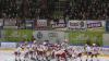 Der ECDC entschied das Spitzenspiel am Sonntagabend für sich. Gegen die Eisbären Regensburg gewann das Team von Sergej Waßmiller am Ende mit 3:1 und holte die nächsten wichtigen Punkte im Endspurt der Hauptrunde. Schon am Dienstag geht es für die Indians weiter, dann gastiert der EV Lindau am Hühnerberg.
Hafenrichter wieder zurück - Torloser erster Durchgang
Mit Jaro Hafenrichter kehrte eine wichtige Stütze zurück in die Mannschaft. Marco Eisenhut startete im Tor der Indians. Die Begegnung startete recht flott und intensiv. Beide Teams wollten sich nichts schenken und führten ein kampfbetontes Drittel. Der ECDC ging aber verdient in der siebten Minute in Führung. Alec Ahlroth drückte den Puck zum 1:0 in die Maschen. Memmingen spielte schneller und agiler als die Gäste aus der Domstadt. Tore fielen aber keine mehr, trotz mehrerer Gelegenheiten in Überzahl für die Eisbären.Zwei Tore im 2. DrittelIm zweiten Drittel, zumindest was die Spielanteile beider Teams angeht, zeigte sich ein ähnliches Bild. Die Indians waren das aktivere Team und erhöhten folgerichtig auf 2:0. Ludwig Nirschl versenkte die Scheibe im Eisbären-Gehäuse. Jedoch wurde das Spiel zunehmend ruppiger, was den ausverkauften Hühnerberg in einen Hexenkessel verwandelte. An Spannung und Intensität fehlte es keinesfalls.Souverän im Schlussdrittel
Im letzten Drittel kamen die Gäste zunächst zum Anschlusstreffer. Etwas überraschend versenkte Petr Heider zum 1:2 von der blauen Linie. Doch Memmingen ließ sich den Sieg nicht mehr nehmen. Die Indianer spielten konzentriert und standen kompakt. Auch Marco Eisenhut glänzte im Tor der Maustädter. Der entscheidende und letztendlich verdiente Treffer zum 3:1 fiel in der 56.Minute. Nach schöner Vorarbeit von Jaro Hafenrichter war es Petr Pohl, der eiskalt einnetzte und den wichtigen Sieg im Spitzenspiel perfekt machte.Derby am Dienstag: Lindau zu Gast
Zeit zum Regenerieren bleibt kaum, schon geht es Schlag auf Schlag weiter im Endspurt der Oberliga-Hauptrunde. Bereits am Dienstag kommt mit dem EV Lindau der nächste Gegner an den Hühnerberg. Das Team vom Bodensee konnte zuletzt zwei Erfolge, gegen Garmisch und Höchstadt einfahren und steht auf Platz 9 der Tabelle. Mit Martin Mairitsch und dem neuverpflichteten Nolan Redler stehen den Islanders zwei starke Kontingentspieler zur Verfügung. Die weiteren Leistungsträger sind die etablierten Kräfte Andreas Farny, Simon Klingler oder Florian Lüsch.

Die Indians, die sich mittlerweile auf Rang 2 vorgearbeitet haben, dürfen sich im Endspurt der Hauptrunde keinen Patzer mehr leisten, wenn sie noch einmal den Spitzenreiter Weiden angreifen wollen. Zuhause sind die Memminger bislang eine Macht, nur ein einziges Spiel musste man im Saisonverlauf abegben, das soll auch weiterhin so bleiben. Das Spiel am Dienstagabend beginnt um 20 Uhr, Tickets sind bereits im Vorverkauf verfügbar.