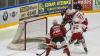 Der ECDC entschied das Spitzenspiel am Sonntagabend für sich. Gegen die Eisbären Regensburg gewann das Team von Sergej Waßmiller am Ende mit 3:1 und holte die nächsten wichtigen Punkte im Endspurt der Hauptrunde. Schon am Dienstag geht es für die Indians weiter, dann gastiert der EV Lindau am Hühnerberg.
Hafenrichter wieder zurück - Torloser erster Durchgang
Mit Jaro Hafenrichter kehrte eine wichtige Stütze zurück in die Mannschaft. Marco Eisenhut startete im Tor der Indians. Die Begegnung startete recht flott und intensiv. Beide Teams wollten sich nichts schenken und führten ein kampfbetontes Drittel. Der ECDC ging aber verdient in der siebten Minute in Führung. Alec Ahlroth drückte den Puck zum 1:0 in die Maschen. Memmingen spielte schneller und agiler als die Gäste aus der Domstadt. Tore fielen aber keine mehr, trotz mehrerer Gelegenheiten in Überzahl für die Eisbären.Zwei Tore im 2. DrittelIm zweiten Drittel, zumindest was die Spielanteile beider Teams angeht, zeigte sich ein ähnliches Bild. Die Indians waren das aktivere Team und erhöhten folgerichtig auf 2:0. Ludwig Nirschl versenkte die Scheibe im Eisbären-Gehäuse. Jedoch wurde das Spiel zunehmend ruppiger, was den ausverkauften Hühnerberg in einen Hexenkessel verwandelte. An Spannung und Intensität fehlte es keinesfalls.Souverän im Schlussdrittel
Im letzten Drittel kamen die Gäste zunächst zum Anschlusstreffer. Etwas überraschend versenkte Petr Heider zum 1:2 von der blauen Linie. Doch Memmingen ließ sich den Sieg nicht mehr nehmen. Die Indianer spielten konzentriert und standen kompakt. Auch Marco Eisenhut glänzte im Tor der Maustädter. Der entscheidende und letztendlich verdiente Treffer zum 3:1 fiel in der 56.Minute. Nach schöner Vorarbeit von Jaro Hafenrichter war es Petr Pohl, der eiskalt einnetzte und den wichtigen Sieg im Spitzenspiel perfekt machte.Derby am Dienstag: Lindau zu Gast
Zeit zum Regenerieren bleibt kaum, schon geht es Schlag auf Schlag weiter im Endspurt der Oberliga-Hauptrunde. Bereits am Dienstag kommt mit dem EV Lindau der nächste Gegner an den Hühnerberg. Das Team vom Bodensee konnte zuletzt zwei Erfolge, gegen Garmisch und Höchstadt einfahren und steht auf Platz 9 der Tabelle. Mit Martin Mairitsch und dem neuverpflichteten Nolan Redler stehen den Islanders zwei starke Kontingentspieler zur Verfügung. Die weiteren Leistungsträger sind die etablierten Kräfte Andreas Farny, Simon Klingler oder Florian Lüsch.

Die Indians, die sich mittlerweile auf Rang 2 vorgearbeitet haben, dürfen sich im Endspurt der Hauptrunde keinen Patzer mehr leisten, wenn sie noch einmal den Spitzenreiter Weiden angreifen wollen. Zuhause sind die Memminger bislang eine Macht, nur ein einziges Spiel musste man im Saisonverlauf abegben, das soll auch weiterhin so bleiben. Das Spiel am Dienstagabend beginnt um 20 Uhr, Tickets sind bereits im Vorverkauf verfügbar.