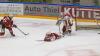 Der ECDC entschied das Spitzenspiel am Sonntagabend für sich. Gegen die Eisbären Regensburg gewann das Team von Sergej Waßmiller am Ende mit 3:1 und holte die nächsten wichtigen Punkte im Endspurt der Hauptrunde. Schon am Dienstag geht es für die Indians weiter, dann gastiert der EV Lindau am Hühnerberg.
Hafenrichter wieder zurück - Torloser erster Durchgang
Mit Jaro Hafenrichter kehrte eine wichtige Stütze zurück in die Mannschaft. Marco Eisenhut startete im Tor der Indians. Die Begegnung startete recht flott und intensiv. Beide Teams wollten sich nichts schenken und führten ein kampfbetontes Drittel. Der ECDC ging aber verdient in der siebten Minute in Führung. Alec Ahlroth drückte den Puck zum 1:0 in die Maschen. Memmingen spielte schneller und agiler als die Gäste aus der Domstadt. Tore fielen aber keine mehr, trotz mehrerer Gelegenheiten in Überzahl für die Eisbären.Zwei Tore im 2. DrittelIm zweiten Drittel, zumindest was die Spielanteile beider Teams angeht, zeigte sich ein ähnliches Bild. Die Indians waren das aktivere Team und erhöhten folgerichtig auf 2:0. Ludwig Nirschl versenkte die Scheibe im Eisbären-Gehäuse. Jedoch wurde das Spiel zunehmend ruppiger, was den ausverkauften Hühnerberg in einen Hexenkessel verwandelte. An Spannung und Intensität fehlte es keinesfalls.Souverän im Schlussdrittel
Im letzten Drittel kamen die Gäste zunächst zum Anschlusstreffer. Etwas überraschend versenkte Petr Heider zum 1:2 von der blauen Linie. Doch Memmingen ließ sich den Sieg nicht mehr nehmen. Die Indianer spielten konzentriert und standen kompakt. Auch Marco Eisenhut glänzte im Tor der Maustädter. Der entscheidende und letztendlich verdiente Treffer zum 3:1 fiel in der 56.Minute. Nach schöner Vorarbeit von Jaro Hafenrichter war es Petr Pohl, der eiskalt einnetzte und den wichtigen Sieg im Spitzenspiel perfekt machte.Derby am Dienstag: Lindau zu Gast
Zeit zum Regenerieren bleibt kaum, schon geht es Schlag auf Schlag weiter im Endspurt der Oberliga-Hauptrunde. Bereits am Dienstag kommt mit dem EV Lindau der nächste Gegner an den Hühnerberg. Das Team vom Bodensee konnte zuletzt zwei Erfolge, gegen Garmisch und Höchstadt einfahren und steht auf Platz 9 der Tabelle. Mit Martin Mairitsch und dem neuverpflichteten Nolan Redler stehen den Islanders zwei starke Kontingentspieler zur Verfügung. Die weiteren Leistungsträger sind die etablierten Kräfte Andreas Farny, Simon Klingler oder Florian Lüsch.

Die Indians, die sich mittlerweile auf Rang 2 vorgearbeitet haben, dürfen sich im Endspurt der Hauptrunde keinen Patzer mehr leisten, wenn sie noch einmal den Spitzenreiter Weiden angreifen wollen. Zuhause sind die Memminger bislang eine Macht, nur ein einziges Spiel musste man im Saisonverlauf abegben, das soll auch weiterhin so bleiben. Das Spiel am Dienstagabend beginnt um 20 Uhr, Tickets sind bereits im Vorverkauf verfügbar.