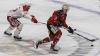 Der ECDC entschied das Spitzenspiel am Sonntagabend für sich. Gegen die Eisbären Regensburg gewann das Team von Sergej Waßmiller am Ende mit 3:1 und holte die nächsten wichtigen Punkte im Endspurt der Hauptrunde. Schon am Dienstag geht es für die Indians weiter, dann gastiert der EV Lindau am Hühnerberg.
Hafenrichter wieder zurück - Torloser erster Durchgang
Mit Jaro Hafenrichter kehrte eine wichtige Stütze zurück in die Mannschaft. Marco Eisenhut startete im Tor der Indians. Die Begegnung startete recht flott und intensiv. Beide Teams wollten sich nichts schenken und führten ein kampfbetontes Drittel. Der ECDC ging aber verdient in der siebten Minute in Führung. Alec Ahlroth drückte den Puck zum 1:0 in die Maschen. Memmingen spielte schneller und agiler als die Gäste aus der Domstadt. Tore fielen aber keine mehr, trotz mehrerer Gelegenheiten in Überzahl für die Eisbären.Zwei Tore im 2. DrittelIm zweiten Drittel, zumindest was die Spielanteile beider Teams angeht, zeigte sich ein ähnliches Bild. Die Indians waren das aktivere Team und erhöhten folgerichtig auf 2:0. Ludwig Nirschl versenkte die Scheibe im Eisbären-Gehäuse. Jedoch wurde das Spiel zunehmend ruppiger, was den ausverkauften Hühnerberg in einen Hexenkessel verwandelte. An Spannung und Intensität fehlte es keinesfalls.Souverän im Schlussdrittel
Im letzten Drittel kamen die Gäste zunächst zum Anschlusstreffer. Etwas überraschend versenkte Petr Heider zum 1:2 von der blauen Linie. Doch Memmingen ließ sich den Sieg nicht mehr nehmen. Die Indianer spielten konzentriert und standen kompakt. Auch Marco Eisenhut glänzte im Tor der Maustädter. Der entscheidende und letztendlich verdiente Treffer zum 3:1 fiel in der 56.Minute. Nach schöner Vorarbeit von Jaro Hafenrichter war es Petr Pohl, der eiskalt einnetzte und den wichtigen Sieg im Spitzenspiel perfekt machte.Derby am Dienstag: Lindau zu Gast
Zeit zum Regenerieren bleibt kaum, schon geht es Schlag auf Schlag weiter im Endspurt der Oberliga-Hauptrunde. Bereits am Dienstag kommt mit dem EV Lindau der nächste Gegner an den Hühnerberg. Das Team vom Bodensee konnte zuletzt zwei Erfolge, gegen Garmisch und Höchstadt einfahren und steht auf Platz 9 der Tabelle. Mit Martin Mairitsch und dem neuverpflichteten Nolan Redler stehen den Islanders zwei starke Kontingentspieler zur Verfügung. Die weiteren Leistungsträger sind die etablierten Kräfte Andreas Farny, Simon Klingler oder Florian Lüsch.

Die Indians, die sich mittlerweile auf Rang 2 vorgearbeitet haben, dürfen sich im Endspurt der Hauptrunde keinen Patzer mehr leisten, wenn sie noch einmal den Spitzenreiter Weiden angreifen wollen. Zuhause sind die Memminger bislang eine Macht, nur ein einziges Spiel musste man im Saisonverlauf abegben, das soll auch weiterhin so bleiben. Das Spiel am Dienstagabend beginnt um 20 Uhr, Tickets sind bereits im Vorverkauf verfügbar.
