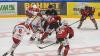 Der ECDC entschied das Spitzenspiel am Sonntagabend für sich. Gegen die Eisbären Regensburg gewann das Team von Sergej Waßmiller am Ende mit 3:1 und holte die nächsten wichtigen Punkte im Endspurt der Hauptrunde. Schon am Dienstag geht es für die Indians weiter, dann gastiert der EV Lindau am Hühnerberg.
Hafenrichter wieder zurück - Torloser erster Durchgang
Mit Jaro Hafenrichter kehrte eine wichtige Stütze zurück in die Mannschaft. Marco Eisenhut startete im Tor der Indians. Die Begegnung startete recht flott und intensiv. Beide Teams wollten sich nichts schenken und führten ein kampfbetontes Drittel. Der ECDC ging aber verdient in der siebten Minute in Führung. Alec Ahlroth drückte den Puck zum 1:0 in die Maschen. Memmingen spielte schneller und agiler als die Gäste aus der Domstadt. Tore fielen aber keine mehr, trotz mehrerer Gelegenheiten in Überzahl für die Eisbären.Zwei Tore im 2. DrittelIm zweiten Drittel, zumindest was die Spielanteile beider Teams angeht, zeigte sich ein ähnliches Bild. Die Indians waren das aktivere Team und erhöhten folgerichtig auf 2:0. Ludwig Nirschl versenkte die Scheibe im Eisbären-Gehäuse. Jedoch wurde das Spiel zunehmend ruppiger, was den ausverkauften Hühnerberg in einen Hexenkessel verwandelte. An Spannung und Intensität fehlte es keinesfalls.Souverän im Schlussdrittel
Im letzten Drittel kamen die Gäste zunächst zum Anschlusstreffer. Etwas überraschend versenkte Petr Heider zum 1:2 von der blauen Linie. Doch Memmingen ließ sich den Sieg nicht mehr nehmen. Die Indianer spielten konzentriert und standen kompakt. Auch Marco Eisenhut glänzte im Tor der Maustädter. Der entscheidende und letztendlich verdiente Treffer zum 3:1 fiel in der 56.Minute. Nach schöner Vorarbeit von Jaro Hafenrichter war es Petr Pohl, der eiskalt einnetzte und den wichtigen Sieg im Spitzenspiel perfekt machte.Derby am Dienstag: Lindau zu Gast
Zeit zum Regenerieren bleibt kaum, schon geht es Schlag auf Schlag weiter im Endspurt der Oberliga-Hauptrunde. Bereits am Dienstag kommt mit dem EV Lindau der nächste Gegner an den Hühnerberg. Das Team vom Bodensee konnte zuletzt zwei Erfolge, gegen Garmisch und Höchstadt einfahren und steht auf Platz 9 der Tabelle. Mit Martin Mairitsch und dem neuverpflichteten Nolan Redler stehen den Islanders zwei starke Kontingentspieler zur Verfügung. Die weiteren Leistungsträger sind die etablierten Kräfte Andreas Farny, Simon Klingler oder Florian Lüsch.

Die Indians, die sich mittlerweile auf Rang 2 vorgearbeitet haben, dürfen sich im Endspurt der Hauptrunde keinen Patzer mehr leisten, wenn sie noch einmal den Spitzenreiter Weiden angreifen wollen. Zuhause sind die Memminger bislang eine Macht, nur ein einziges Spiel musste man im Saisonverlauf abegben, das soll auch weiterhin so bleiben. Das Spiel am Dienstagabend beginnt um 20 Uhr, Tickets sind bereits im Vorverkauf verfügbar.