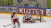 Der ECDC entschied das Spitzenspiel am Sonntagabend für sich. Gegen die Eisbären Regensburg gewann das Team von Sergej Waßmiller am Ende mit 3:1 und holte die nächsten wichtigen Punkte im Endspurt der Hauptrunde. Schon am Dienstag geht es für die Indians weiter, dann gastiert der EV Lindau am Hühnerberg.
Hafenrichter wieder zurück - Torloser erster Durchgang
Mit Jaro Hafenrichter kehrte eine wichtige Stütze zurück in die Mannschaft. Marco Eisenhut startete im Tor der Indians. Die Begegnung startete recht flott und intensiv. Beide Teams wollten sich nichts schenken und führten ein kampfbetontes Drittel. Der ECDC ging aber verdient in der siebten Minute in Führung. Alec Ahlroth drückte den Puck zum 1:0 in die Maschen. Memmingen spielte schneller und agiler als die Gäste aus der Domstadt. Tore fielen aber keine mehr, trotz mehrerer Gelegenheiten in Überzahl für die Eisbären.Zwei Tore im 2. DrittelIm zweiten Drittel, zumindest was die Spielanteile beider Teams angeht, zeigte sich ein ähnliches Bild. Die Indians waren das aktivere Team und erhöhten folgerichtig auf 2:0. Ludwig Nirschl versenkte die Scheibe im Eisbären-Gehäuse. Jedoch wurde das Spiel zunehmend ruppiger, was den ausverkauften Hühnerberg in einen Hexenkessel verwandelte. An Spannung und Intensität fehlte es keinesfalls.Souverän im Schlussdrittel
Im letzten Drittel kamen die Gäste zunächst zum Anschlusstreffer. Etwas überraschend versenkte Petr Heider zum 1:2 von der blauen Linie. Doch Memmingen ließ sich den Sieg nicht mehr nehmen. Die Indianer spielten konzentriert und standen kompakt. Auch Marco Eisenhut glänzte im Tor der Maustädter. Der entscheidende und letztendlich verdiente Treffer zum 3:1 fiel in der 56.Minute. Nach schöner Vorarbeit von Jaro Hafenrichter war es Petr Pohl, der eiskalt einnetzte und den wichtigen Sieg im Spitzenspiel perfekt machte.Derby am Dienstag: Lindau zu Gast
Zeit zum Regenerieren bleibt kaum, schon geht es Schlag auf Schlag weiter im Endspurt der Oberliga-Hauptrunde. Bereits am Dienstag kommt mit dem EV Lindau der nächste Gegner an den Hühnerberg. Das Team vom Bodensee konnte zuletzt zwei Erfolge, gegen Garmisch und Höchstadt einfahren und steht auf Platz 9 der Tabelle. Mit Martin Mairitsch und dem neuverpflichteten Nolan Redler stehen den Islanders zwei starke Kontingentspieler zur Verfügung. Die weiteren Leistungsträger sind die etablierten Kräfte Andreas Farny, Simon Klingler oder Florian Lüsch.

Die Indians, die sich mittlerweile auf Rang 2 vorgearbeitet haben, dürfen sich im Endspurt der Hauptrunde keinen Patzer mehr leisten, wenn sie noch einmal den Spitzenreiter Weiden angreifen wollen. Zuhause sind die Memminger bislang eine Macht, nur ein einziges Spiel musste man im Saisonverlauf abegben, das soll auch weiterhin so bleiben. Das Spiel am Dienstagabend beginnt um 20 Uhr, Tickets sind bereits im Vorverkauf verfügbar.