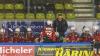 Der ECDC entschied das Spitzenspiel am Sonntagabend für sich. Gegen die Eisbären Regensburg gewann das Team von Sergej Waßmiller am Ende mit 3:1 und holte die nächsten wichtigen Punkte im Endspurt der Hauptrunde. Schon am Dienstag geht es für die Indians weiter, dann gastiert der EV Lindau am Hühnerberg.
Hafenrichter wieder zurück - Torloser erster Durchgang
Mit Jaro Hafenrichter kehrte eine wichtige Stütze zurück in die Mannschaft. Marco Eisenhut startete im Tor der Indians. Die Begegnung startete recht flott und intensiv. Beide Teams wollten sich nichts schenken und führten ein kampfbetontes Drittel. Der ECDC ging aber verdient in der siebten Minute in Führung. Alec Ahlroth drückte den Puck zum 1:0 in die Maschen. Memmingen spielte schneller und agiler als die Gäste aus der Domstadt. Tore fielen aber keine mehr, trotz mehrerer Gelegenheiten in Überzahl für die Eisbären.Zwei Tore im 2. DrittelIm zweiten Drittel, zumindest was die Spielanteile beider Teams angeht, zeigte sich ein ähnliches Bild. Die Indians waren das aktivere Team und erhöhten folgerichtig auf 2:0. Ludwig Nirschl versenkte die Scheibe im Eisbären-Gehäuse. Jedoch wurde das Spiel zunehmend ruppiger, was den ausverkauften Hühnerberg in einen Hexenkessel verwandelte. An Spannung und Intensität fehlte es keinesfalls.Souverän im Schlussdrittel
Im letzten Drittel kamen die Gäste zunächst zum Anschlusstreffer. Etwas überraschend versenkte Petr Heider zum 1:2 von der blauen Linie. Doch Memmingen ließ sich den Sieg nicht mehr nehmen. Die Indianer spielten konzentriert und standen kompakt. Auch Marco Eisenhut glänzte im Tor der Maustädter. Der entscheidende und letztendlich verdiente Treffer zum 3:1 fiel in der 56.Minute. Nach schöner Vorarbeit von Jaro Hafenrichter war es Petr Pohl, der eiskalt einnetzte und den wichtigen Sieg im Spitzenspiel perfekt machte.Derby am Dienstag: Lindau zu Gast
Zeit zum Regenerieren bleibt kaum, schon geht es Schlag auf Schlag weiter im Endspurt der Oberliga-Hauptrunde. Bereits am Dienstag kommt mit dem EV Lindau der nächste Gegner an den Hühnerberg. Das Team vom Bodensee konnte zuletzt zwei Erfolge, gegen Garmisch und Höchstadt einfahren und steht auf Platz 9 der Tabelle. Mit Martin Mairitsch und dem neuverpflichteten Nolan Redler stehen den Islanders zwei starke Kontingentspieler zur Verfügung. Die weiteren Leistungsträger sind die etablierten Kräfte Andreas Farny, Simon Klingler oder Florian Lüsch.

Die Indians, die sich mittlerweile auf Rang 2 vorgearbeitet haben, dürfen sich im Endspurt der Hauptrunde keinen Patzer mehr leisten, wenn sie noch einmal den Spitzenreiter Weiden angreifen wollen. Zuhause sind die Memminger bislang eine Macht, nur ein einziges Spiel musste man im Saisonverlauf abegben, das soll auch weiterhin so bleiben. Das Spiel am Dienstagabend beginnt um 20 Uhr, Tickets sind bereits im Vorverkauf verfügbar.