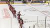 Der ECDC entschied das Spitzenspiel am Sonntagabend für sich. Gegen die Eisbären Regensburg gewann das Team von Sergej Waßmiller am Ende mit 3:1 und holte die nächsten wichtigen Punkte im Endspurt der Hauptrunde. Schon am Dienstag geht es für die Indians weiter, dann gastiert der EV Lindau am Hühnerberg.
Hafenrichter wieder zurück - Torloser erster Durchgang
Mit Jaro Hafenrichter kehrte eine wichtige Stütze zurück in die Mannschaft. Marco Eisenhut startete im Tor der Indians. Die Begegnung startete recht flott und intensiv. Beide Teams wollten sich nichts schenken und führten ein kampfbetontes Drittel. Der ECDC ging aber verdient in der siebten Minute in Führung. Alec Ahlroth drückte den Puck zum 1:0 in die Maschen. Memmingen spielte schneller und agiler als die Gäste aus der Domstadt. Tore fielen aber keine mehr, trotz mehrerer Gelegenheiten in Überzahl für die Eisbären.Zwei Tore im 2. DrittelIm zweiten Drittel, zumindest was die Spielanteile beider Teams angeht, zeigte sich ein ähnliches Bild. Die Indians waren das aktivere Team und erhöhten folgerichtig auf 2:0. Ludwig Nirschl versenkte die Scheibe im Eisbären-Gehäuse. Jedoch wurde das Spiel zunehmend ruppiger, was den ausverkauften Hühnerberg in einen Hexenkessel verwandelte. An Spannung und Intensität fehlte es keinesfalls.Souverän im Schlussdrittel
Im letzten Drittel kamen die Gäste zunächst zum Anschlusstreffer. Etwas überraschend versenkte Petr Heider zum 1:2 von der blauen Linie. Doch Memmingen ließ sich den Sieg nicht mehr nehmen. Die Indianer spielten konzentriert und standen kompakt. Auch Marco Eisenhut glänzte im Tor der Maustädter. Der entscheidende und letztendlich verdiente Treffer zum 3:1 fiel in der 56.Minute. Nach schöner Vorarbeit von Jaro Hafenrichter war es Petr Pohl, der eiskalt einnetzte und den wichtigen Sieg im Spitzenspiel perfekt machte.Derby am Dienstag: Lindau zu Gast
Zeit zum Regenerieren bleibt kaum, schon geht es Schlag auf Schlag weiter im Endspurt der Oberliga-Hauptrunde. Bereits am Dienstag kommt mit dem EV Lindau der nächste Gegner an den Hühnerberg. Das Team vom Bodensee konnte zuletzt zwei Erfolge, gegen Garmisch und Höchstadt einfahren und steht auf Platz 9 der Tabelle. Mit Martin Mairitsch und dem neuverpflichteten Nolan Redler stehen den Islanders zwei starke Kontingentspieler zur Verfügung. Die weiteren Leistungsträger sind die etablierten Kräfte Andreas Farny, Simon Klingler oder Florian Lüsch.

Die Indians, die sich mittlerweile auf Rang 2 vorgearbeitet haben, dürfen sich im Endspurt der Hauptrunde keinen Patzer mehr leisten, wenn sie noch einmal den Spitzenreiter Weiden angreifen wollen. Zuhause sind die Memminger bislang eine Macht, nur ein einziges Spiel musste man im Saisonverlauf abegben, das soll auch weiterhin so bleiben. Das Spiel am Dienstagabend beginnt um 20 Uhr, Tickets sind bereits im Vorverkauf verfügbar.