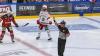 Der ECDC entschied das Spitzenspiel am Sonntagabend für sich. Gegen die Eisbären Regensburg gewann das Team von Sergej Waßmiller am Ende mit 3:1 und holte die nächsten wichtigen Punkte im Endspurt der Hauptrunde. Schon am Dienstag geht es für die Indians weiter, dann gastiert der EV Lindau am Hühnerberg.
Hafenrichter wieder zurück - Torloser erster Durchgang
Mit Jaro Hafenrichter kehrte eine wichtige Stütze zurück in die Mannschaft. Marco Eisenhut startete im Tor der Indians. Die Begegnung startete recht flott und intensiv. Beide Teams wollten sich nichts schenken und führten ein kampfbetontes Drittel. Der ECDC ging aber verdient in der siebten Minute in Führung. Alec Ahlroth drückte den Puck zum 1:0 in die Maschen. Memmingen spielte schneller und agiler als die Gäste aus der Domstadt. Tore fielen aber keine mehr, trotz mehrerer Gelegenheiten in Überzahl für die Eisbären.Zwei Tore im 2. DrittelIm zweiten Drittel, zumindest was die Spielanteile beider Teams angeht, zeigte sich ein ähnliches Bild. Die Indians waren das aktivere Team und erhöhten folgerichtig auf 2:0. Ludwig Nirschl versenkte die Scheibe im Eisbären-Gehäuse. Jedoch wurde das Spiel zunehmend ruppiger, was den ausverkauften Hühnerberg in einen Hexenkessel verwandelte. An Spannung und Intensität fehlte es keinesfalls.Souverän im Schlussdrittel
Im letzten Drittel kamen die Gäste zunächst zum Anschlusstreffer. Etwas überraschend versenkte Petr Heider zum 1:2 von der blauen Linie. Doch Memmingen ließ sich den Sieg nicht mehr nehmen. Die Indianer spielten konzentriert und standen kompakt. Auch Marco Eisenhut glänzte im Tor der Maustädter. Der entscheidende und letztendlich verdiente Treffer zum 3:1 fiel in der 56.Minute. Nach schöner Vorarbeit von Jaro Hafenrichter war es Petr Pohl, der eiskalt einnetzte und den wichtigen Sieg im Spitzenspiel perfekt machte.Derby am Dienstag: Lindau zu Gast
Zeit zum Regenerieren bleibt kaum, schon geht es Schlag auf Schlag weiter im Endspurt der Oberliga-Hauptrunde. Bereits am Dienstag kommt mit dem EV Lindau der nächste Gegner an den Hühnerberg. Das Team vom Bodensee konnte zuletzt zwei Erfolge, gegen Garmisch und Höchstadt einfahren und steht auf Platz 9 der Tabelle. Mit Martin Mairitsch und dem neuverpflichteten Nolan Redler stehen den Islanders zwei starke Kontingentspieler zur Verfügung. Die weiteren Leistungsträger sind die etablierten Kräfte Andreas Farny, Simon Klingler oder Florian Lüsch.

Die Indians, die sich mittlerweile auf Rang 2 vorgearbeitet haben, dürfen sich im Endspurt der Hauptrunde keinen Patzer mehr leisten, wenn sie noch einmal den Spitzenreiter Weiden angreifen wollen. Zuhause sind die Memminger bislang eine Macht, nur ein einziges Spiel musste man im Saisonverlauf abegben, das soll auch weiterhin so bleiben. Das Spiel am Dienstagabend beginnt um 20 Uhr, Tickets sind bereits im Vorverkauf verfügbar.