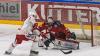 Der ECDC entschied das Spitzenspiel am Sonntagabend für sich. Gegen die Eisbären Regensburg gewann das Team von Sergej Waßmiller am Ende mit 3:1 und holte die nächsten wichtigen Punkte im Endspurt der Hauptrunde. Schon am Dienstag geht es für die Indians weiter, dann gastiert der EV Lindau am Hühnerberg.
Hafenrichter wieder zurück - Torloser erster Durchgang
Mit Jaro Hafenrichter kehrte eine wichtige Stütze zurück in die Mannschaft. Marco Eisenhut startete im Tor der Indians. Die Begegnung startete recht flott und intensiv. Beide Teams wollten sich nichts schenken und führten ein kampfbetontes Drittel. Der ECDC ging aber verdient in der siebten Minute in Führung. Alec Ahlroth drückte den Puck zum 1:0 in die Maschen. Memmingen spielte schneller und agiler als die Gäste aus der Domstadt. Tore fielen aber keine mehr, trotz mehrerer Gelegenheiten in Überzahl für die Eisbären.Zwei Tore im 2. DrittelIm zweiten Drittel, zumindest was die Spielanteile beider Teams angeht, zeigte sich ein ähnliches Bild. Die Indians waren das aktivere Team und erhöhten folgerichtig auf 2:0. Ludwig Nirschl versenkte die Scheibe im Eisbären-Gehäuse. Jedoch wurde das Spiel zunehmend ruppiger, was den ausverkauften Hühnerberg in einen Hexenkessel verwandelte. An Spannung und Intensität fehlte es keinesfalls.Souverän im Schlussdrittel
Im letzten Drittel kamen die Gäste zunächst zum Anschlusstreffer. Etwas überraschend versenkte Petr Heider zum 1:2 von der blauen Linie. Doch Memmingen ließ sich den Sieg nicht mehr nehmen. Die Indianer spielten konzentriert und standen kompakt. Auch Marco Eisenhut glänzte im Tor der Maustädter. Der entscheidende und letztendlich verdiente Treffer zum 3:1 fiel in der 56.Minute. Nach schöner Vorarbeit von Jaro Hafenrichter war es Petr Pohl, der eiskalt einnetzte und den wichtigen Sieg im Spitzenspiel perfekt machte.Derby am Dienstag: Lindau zu Gast
Zeit zum Regenerieren bleibt kaum, schon geht es Schlag auf Schlag weiter im Endspurt der Oberliga-Hauptrunde. Bereits am Dienstag kommt mit dem EV Lindau der nächste Gegner an den Hühnerberg. Das Team vom Bodensee konnte zuletzt zwei Erfolge, gegen Garmisch und Höchstadt einfahren und steht auf Platz 9 der Tabelle. Mit Martin Mairitsch und dem neuverpflichteten Nolan Redler stehen den Islanders zwei starke Kontingentspieler zur Verfügung. Die weiteren Leistungsträger sind die etablierten Kräfte Andreas Farny, Simon Klingler oder Florian Lüsch.

Die Indians, die sich mittlerweile auf Rang 2 vorgearbeitet haben, dürfen sich im Endspurt der Hauptrunde keinen Patzer mehr leisten, wenn sie noch einmal den Spitzenreiter Weiden angreifen wollen. Zuhause sind die Memminger bislang eine Macht, nur ein einziges Spiel musste man im Saisonverlauf abegben, das soll auch weiterhin so bleiben. Das Spiel am Dienstagabend beginnt um 20 Uhr, Tickets sind bereits im Vorverkauf verfügbar.