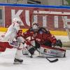 Der ECDC entschied das Spitzenspiel am Sonntagabend für sich. Gegen die Eisbären Regensburg gewann das Team von Sergej Waßmiller am Ende mit 3:1 und holte die nächsten wichtigen Punkte im Endspurt der Hauptrunde. Schon am Dienstag geht es für die Indians weiter, dann gastiert der EV Lindau am Hühnerberg.
Hafenrichter wieder zurück - Torloser erster Durchgang
Mit Jaro Hafenrichter kehrte eine wichtige Stütze zurück in die Mannschaft. Marco Eisenhut startete im Tor der Indians. Die Begegnung startete recht flott und intensiv. Beide Teams wollten sich nichts schenken und führten ein kampfbetontes Drittel. Der ECDC ging aber verdient in der siebten Minute in Führung. Alec Ahlroth drückte den Puck zum 1:0 in die Maschen. Memmingen spielte schneller und agiler als die Gäste aus der Domstadt. Tore fielen aber keine mehr, trotz mehrerer Gelegenheiten in Überzahl für die Eisbären.Zwei Tore im 2. DrittelIm zweiten Drittel, zumindest was die Spielanteile beider Teams angeht, zeigte sich ein ähnliches Bild. Die Indians waren das aktivere Team und erhöhten folgerichtig auf 2:0. Ludwig Nirschl versenkte die Scheibe im Eisbären-Gehäuse. Jedoch wurde das Spiel zunehmend ruppiger, was den ausverkauften Hühnerberg in einen Hexenkessel verwandelte. An Spannung und Intensität fehlte es keinesfalls.Souverän im Schlussdrittel
Im letzten Drittel kamen die Gäste zunächst zum Anschlusstreffer. Etwas überraschend versenkte Petr Heider zum 1:2 von der blauen Linie. Doch Memmingen ließ sich den Sieg nicht mehr nehmen. Die Indianer spielten konzentriert und standen kompakt. Auch Marco Eisenhut glänzte im Tor der Maustädter. Der entscheidende und letztendlich verdiente Treffer zum 3:1 fiel in der 56.Minute. Nach schöner Vorarbeit von Jaro Hafenrichter war es Petr Pohl, der eiskalt einnetzte und den wichtigen Sieg im Spitzenspiel perfekt machte.Derby am Dienstag: Lindau zu Gast
Zeit zum Regenerieren bleibt kaum, schon geht es Schlag auf Schlag weiter im Endspurt der Oberliga-Hauptrunde. Bereits am Dienstag kommt mit dem EV Lindau der nächste Gegner an den Hühnerberg. Das Team vom Bodensee konnte zuletzt zwei Erfolge, gegen Garmisch und Höchstadt einfahren und steht auf Platz 9 der Tabelle. Mit Martin Mairitsch und dem neuverpflichteten Nolan Redler stehen den Islanders zwei starke Kontingentspieler zur Verfügung. Die weiteren Leistungsträger sind die etablierten Kräfte Andreas Farny, Simon Klingler oder Florian Lüsch.

Die Indians, die sich mittlerweile auf Rang 2 vorgearbeitet haben, dürfen sich im Endspurt der Hauptrunde keinen Patzer mehr leisten, wenn sie noch einmal den Spitzenreiter Weiden angreifen wollen. Zuhause sind die Memminger bislang eine Macht, nur ein einziges Spiel musste man im Saisonverlauf abegben, das soll auch weiterhin so bleiben. Das Spiel am Dienstagabend beginnt um 20 Uhr, Tickets sind bereits im Vorverkauf verfügbar.
