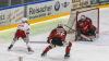 Der ECDC entschied das Spitzenspiel am Sonntagabend für sich. Gegen die Eisbären Regensburg gewann das Team von Sergej Waßmiller am Ende mit 3:1 und holte die nächsten wichtigen Punkte im Endspurt der Hauptrunde. Schon am Dienstag geht es für die Indians weiter, dann gastiert der EV Lindau am Hühnerberg.
Hafenrichter wieder zurück - Torloser erster Durchgang
Mit Jaro Hafenrichter kehrte eine wichtige Stütze zurück in die Mannschaft. Marco Eisenhut startete im Tor der Indians. Die Begegnung startete recht flott und intensiv. Beide Teams wollten sich nichts schenken und führten ein kampfbetontes Drittel. Der ECDC ging aber verdient in der siebten Minute in Führung. Alec Ahlroth drückte den Puck zum 1:0 in die Maschen. Memmingen spielte schneller und agiler als die Gäste aus der Domstadt. Tore fielen aber keine mehr, trotz mehrerer Gelegenheiten in Überzahl für die Eisbären.Zwei Tore im 2. DrittelIm zweiten Drittel, zumindest was die Spielanteile beider Teams angeht, zeigte sich ein ähnliches Bild. Die Indians waren das aktivere Team und erhöhten folgerichtig auf 2:0. Ludwig Nirschl versenkte die Scheibe im Eisbären-Gehäuse. Jedoch wurde das Spiel zunehmend ruppiger, was den ausverkauften Hühnerberg in einen Hexenkessel verwandelte. An Spannung und Intensität fehlte es keinesfalls.Souverän im Schlussdrittel
Im letzten Drittel kamen die Gäste zunächst zum Anschlusstreffer. Etwas überraschend versenkte Petr Heider zum 1:2 von der blauen Linie. Doch Memmingen ließ sich den Sieg nicht mehr nehmen. Die Indianer spielten konzentriert und standen kompakt. Auch Marco Eisenhut glänzte im Tor der Maustädter. Der entscheidende und letztendlich verdiente Treffer zum 3:1 fiel in der 56.Minute. Nach schöner Vorarbeit von Jaro Hafenrichter war es Petr Pohl, der eiskalt einnetzte und den wichtigen Sieg im Spitzenspiel perfekt machte.Derby am Dienstag: Lindau zu Gast
Zeit zum Regenerieren bleibt kaum, schon geht es Schlag auf Schlag weiter im Endspurt der Oberliga-Hauptrunde. Bereits am Dienstag kommt mit dem EV Lindau der nächste Gegner an den Hühnerberg. Das Team vom Bodensee konnte zuletzt zwei Erfolge, gegen Garmisch und Höchstadt einfahren und steht auf Platz 9 der Tabelle. Mit Martin Mairitsch und dem neuverpflichteten Nolan Redler stehen den Islanders zwei starke Kontingentspieler zur Verfügung. Die weiteren Leistungsträger sind die etablierten Kräfte Andreas Farny, Simon Klingler oder Florian Lüsch.

Die Indians, die sich mittlerweile auf Rang 2 vorgearbeitet haben, dürfen sich im Endspurt der Hauptrunde keinen Patzer mehr leisten, wenn sie noch einmal den Spitzenreiter Weiden angreifen wollen. Zuhause sind die Memminger bislang eine Macht, nur ein einziges Spiel musste man im Saisonverlauf abegben, das soll auch weiterhin so bleiben. Das Spiel am Dienstagabend beginnt um 20 Uhr, Tickets sind bereits im Vorverkauf verfügbar.