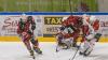 Der ECDC entschied das Spitzenspiel am Sonntagabend für sich. Gegen die Eisbären Regensburg gewann das Team von Sergej Waßmiller am Ende mit 3:1 und holte die nächsten wichtigen Punkte im Endspurt der Hauptrunde. Schon am Dienstag geht es für die Indians weiter, dann gastiert der EV Lindau am Hühnerberg.
Hafenrichter wieder zurück - Torloser erster Durchgang
Mit Jaro Hafenrichter kehrte eine wichtige Stütze zurück in die Mannschaft. Marco Eisenhut startete im Tor der Indians. Die Begegnung startete recht flott und intensiv. Beide Teams wollten sich nichts schenken und führten ein kampfbetontes Drittel. Der ECDC ging aber verdient in der siebten Minute in Führung. Alec Ahlroth drückte den Puck zum 1:0 in die Maschen. Memmingen spielte schneller und agiler als die Gäste aus der Domstadt. Tore fielen aber keine mehr, trotz mehrerer Gelegenheiten in Überzahl für die Eisbären.Zwei Tore im 2. DrittelIm zweiten Drittel, zumindest was die Spielanteile beider Teams angeht, zeigte sich ein ähnliches Bild. Die Indians waren das aktivere Team und erhöhten folgerichtig auf 2:0. Ludwig Nirschl versenkte die Scheibe im Eisbären-Gehäuse. Jedoch wurde das Spiel zunehmend ruppiger, was den ausverkauften Hühnerberg in einen Hexenkessel verwandelte. An Spannung und Intensität fehlte es keinesfalls.Souverän im Schlussdrittel
Im letzten Drittel kamen die Gäste zunächst zum Anschlusstreffer. Etwas überraschend versenkte Petr Heider zum 1:2 von der blauen Linie. Doch Memmingen ließ sich den Sieg nicht mehr nehmen. Die Indianer spielten konzentriert und standen kompakt. Auch Marco Eisenhut glänzte im Tor der Maustädter. Der entscheidende und letztendlich verdiente Treffer zum 3:1 fiel in der 56.Minute. Nach schöner Vorarbeit von Jaro Hafenrichter war es Petr Pohl, der eiskalt einnetzte und den wichtigen Sieg im Spitzenspiel perfekt machte.Derby am Dienstag: Lindau zu Gast
Zeit zum Regenerieren bleibt kaum, schon geht es Schlag auf Schlag weiter im Endspurt der Oberliga-Hauptrunde. Bereits am Dienstag kommt mit dem EV Lindau der nächste Gegner an den Hühnerberg. Das Team vom Bodensee konnte zuletzt zwei Erfolge, gegen Garmisch und Höchstadt einfahren und steht auf Platz 9 der Tabelle. Mit Martin Mairitsch und dem neuverpflichteten Nolan Redler stehen den Islanders zwei starke Kontingentspieler zur Verfügung. Die weiteren Leistungsträger sind die etablierten Kräfte Andreas Farny, Simon Klingler oder Florian Lüsch.

Die Indians, die sich mittlerweile auf Rang 2 vorgearbeitet haben, dürfen sich im Endspurt der Hauptrunde keinen Patzer mehr leisten, wenn sie noch einmal den Spitzenreiter Weiden angreifen wollen. Zuhause sind die Memminger bislang eine Macht, nur ein einziges Spiel musste man im Saisonverlauf abegben, das soll auch weiterhin so bleiben. Das Spiel am Dienstagabend beginnt um 20 Uhr, Tickets sind bereits im Vorverkauf verfügbar.
