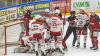 Der ECDC entschied das Spitzenspiel am Sonntagabend für sich. Gegen die Eisbären Regensburg gewann das Team von Sergej Waßmiller am Ende mit 3:1 und holte die nächsten wichtigen Punkte im Endspurt der Hauptrunde. Schon am Dienstag geht es für die Indians weiter, dann gastiert der EV Lindau am Hühnerberg.
Hafenrichter wieder zurück - Torloser erster Durchgang
Mit Jaro Hafenrichter kehrte eine wichtige Stütze zurück in die Mannschaft. Marco Eisenhut startete im Tor der Indians. Die Begegnung startete recht flott und intensiv. Beide Teams wollten sich nichts schenken und führten ein kampfbetontes Drittel. Der ECDC ging aber verdient in der siebten Minute in Führung. Alec Ahlroth drückte den Puck zum 1:0 in die Maschen. Memmingen spielte schneller und agiler als die Gäste aus der Domstadt. Tore fielen aber keine mehr, trotz mehrerer Gelegenheiten in Überzahl für die Eisbären.Zwei Tore im 2. DrittelIm zweiten Drittel, zumindest was die Spielanteile beider Teams angeht, zeigte sich ein ähnliches Bild. Die Indians waren das aktivere Team und erhöhten folgerichtig auf 2:0. Ludwig Nirschl versenkte die Scheibe im Eisbären-Gehäuse. Jedoch wurde das Spiel zunehmend ruppiger, was den ausverkauften Hühnerberg in einen Hexenkessel verwandelte. An Spannung und Intensität fehlte es keinesfalls.Souverän im Schlussdrittel
Im letzten Drittel kamen die Gäste zunächst zum Anschlusstreffer. Etwas überraschend versenkte Petr Heider zum 1:2 von der blauen Linie. Doch Memmingen ließ sich den Sieg nicht mehr nehmen. Die Indianer spielten konzentriert und standen kompakt. Auch Marco Eisenhut glänzte im Tor der Maustädter. Der entscheidende und letztendlich verdiente Treffer zum 3:1 fiel in der 56.Minute. Nach schöner Vorarbeit von Jaro Hafenrichter war es Petr Pohl, der eiskalt einnetzte und den wichtigen Sieg im Spitzenspiel perfekt machte.Derby am Dienstag: Lindau zu Gast
Zeit zum Regenerieren bleibt kaum, schon geht es Schlag auf Schlag weiter im Endspurt der Oberliga-Hauptrunde. Bereits am Dienstag kommt mit dem EV Lindau der nächste Gegner an den Hühnerberg. Das Team vom Bodensee konnte zuletzt zwei Erfolge, gegen Garmisch und Höchstadt einfahren und steht auf Platz 9 der Tabelle. Mit Martin Mairitsch und dem neuverpflichteten Nolan Redler stehen den Islanders zwei starke Kontingentspieler zur Verfügung. Die weiteren Leistungsträger sind die etablierten Kräfte Andreas Farny, Simon Klingler oder Florian Lüsch.

Die Indians, die sich mittlerweile auf Rang 2 vorgearbeitet haben, dürfen sich im Endspurt der Hauptrunde keinen Patzer mehr leisten, wenn sie noch einmal den Spitzenreiter Weiden angreifen wollen. Zuhause sind die Memminger bislang eine Macht, nur ein einziges Spiel musste man im Saisonverlauf abegben, das soll auch weiterhin so bleiben. Das Spiel am Dienstagabend beginnt um 20 Uhr, Tickets sind bereits im Vorverkauf verfügbar.