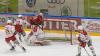 Der ECDC entschied das Spitzenspiel am Sonntagabend für sich. Gegen die Eisbären Regensburg gewann das Team von Sergej Waßmiller am Ende mit 3:1 und holte die nächsten wichtigen Punkte im Endspurt der Hauptrunde. Schon am Dienstag geht es für die Indians weiter, dann gastiert der EV Lindau am Hühnerberg.
Hafenrichter wieder zurück - Torloser erster Durchgang
Mit Jaro Hafenrichter kehrte eine wichtige Stütze zurück in die Mannschaft. Marco Eisenhut startete im Tor der Indians. Die Begegnung startete recht flott und intensiv. Beide Teams wollten sich nichts schenken und führten ein kampfbetontes Drittel. Der ECDC ging aber verdient in der siebten Minute in Führung. Alec Ahlroth drückte den Puck zum 1:0 in die Maschen. Memmingen spielte schneller und agiler als die Gäste aus der Domstadt. Tore fielen aber keine mehr, trotz mehrerer Gelegenheiten in Überzahl für die Eisbären.Zwei Tore im 2. DrittelIm zweiten Drittel, zumindest was die Spielanteile beider Teams angeht, zeigte sich ein ähnliches Bild. Die Indians waren das aktivere Team und erhöhten folgerichtig auf 2:0. Ludwig Nirschl versenkte die Scheibe im Eisbären-Gehäuse. Jedoch wurde das Spiel zunehmend ruppiger, was den ausverkauften Hühnerberg in einen Hexenkessel verwandelte. An Spannung und Intensität fehlte es keinesfalls.Souverän im Schlussdrittel
Im letzten Drittel kamen die Gäste zunächst zum Anschlusstreffer. Etwas überraschend versenkte Petr Heider zum 1:2 von der blauen Linie. Doch Memmingen ließ sich den Sieg nicht mehr nehmen. Die Indianer spielten konzentriert und standen kompakt. Auch Marco Eisenhut glänzte im Tor der Maustädter. Der entscheidende und letztendlich verdiente Treffer zum 3:1 fiel in der 56.Minute. Nach schöner Vorarbeit von Jaro Hafenrichter war es Petr Pohl, der eiskalt einnetzte und den wichtigen Sieg im Spitzenspiel perfekt machte.Derby am Dienstag: Lindau zu Gast
Zeit zum Regenerieren bleibt kaum, schon geht es Schlag auf Schlag weiter im Endspurt der Oberliga-Hauptrunde. Bereits am Dienstag kommt mit dem EV Lindau der nächste Gegner an den Hühnerberg. Das Team vom Bodensee konnte zuletzt zwei Erfolge, gegen Garmisch und Höchstadt einfahren und steht auf Platz 9 der Tabelle. Mit Martin Mairitsch und dem neuverpflichteten Nolan Redler stehen den Islanders zwei starke Kontingentspieler zur Verfügung. Die weiteren Leistungsträger sind die etablierten Kräfte Andreas Farny, Simon Klingler oder Florian Lüsch.

Die Indians, die sich mittlerweile auf Rang 2 vorgearbeitet haben, dürfen sich im Endspurt der Hauptrunde keinen Patzer mehr leisten, wenn sie noch einmal den Spitzenreiter Weiden angreifen wollen. Zuhause sind die Memminger bislang eine Macht, nur ein einziges Spiel musste man im Saisonverlauf abegben, das soll auch weiterhin so bleiben. Das Spiel am Dienstagabend beginnt um 20 Uhr, Tickets sind bereits im Vorverkauf verfügbar.
