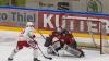 Der ECDC entschied das Spitzenspiel am Sonntagabend für sich. Gegen die Eisbären Regensburg gewann das Team von Sergej Waßmiller am Ende mit 3:1 und holte die nächsten wichtigen Punkte im Endspurt der Hauptrunde. Schon am Dienstag geht es für die Indians weiter, dann gastiert der EV Lindau am Hühnerberg.
Hafenrichter wieder zurück - Torloser erster Durchgang
Mit Jaro Hafenrichter kehrte eine wichtige Stütze zurück in die Mannschaft. Marco Eisenhut startete im Tor der Indians. Die Begegnung startete recht flott und intensiv. Beide Teams wollten sich nichts schenken und führten ein kampfbetontes Drittel. Der ECDC ging aber verdient in der siebten Minute in Führung. Alec Ahlroth drückte den Puck zum 1:0 in die Maschen. Memmingen spielte schneller und agiler als die Gäste aus der Domstadt. Tore fielen aber keine mehr, trotz mehrerer Gelegenheiten in Überzahl für die Eisbären.Zwei Tore im 2. DrittelIm zweiten Drittel, zumindest was die Spielanteile beider Teams angeht, zeigte sich ein ähnliches Bild. Die Indians waren das aktivere Team und erhöhten folgerichtig auf 2:0. Ludwig Nirschl versenkte die Scheibe im Eisbären-Gehäuse. Jedoch wurde das Spiel zunehmend ruppiger, was den ausverkauften Hühnerberg in einen Hexenkessel verwandelte. An Spannung und Intensität fehlte es keinesfalls.Souverän im Schlussdrittel
Im letzten Drittel kamen die Gäste zunächst zum Anschlusstreffer. Etwas überraschend versenkte Petr Heider zum 1:2 von der blauen Linie. Doch Memmingen ließ sich den Sieg nicht mehr nehmen. Die Indianer spielten konzentriert und standen kompakt. Auch Marco Eisenhut glänzte im Tor der Maustädter. Der entscheidende und letztendlich verdiente Treffer zum 3:1 fiel in der 56.Minute. Nach schöner Vorarbeit von Jaro Hafenrichter war es Petr Pohl, der eiskalt einnetzte und den wichtigen Sieg im Spitzenspiel perfekt machte.Derby am Dienstag: Lindau zu Gast
Zeit zum Regenerieren bleibt kaum, schon geht es Schlag auf Schlag weiter im Endspurt der Oberliga-Hauptrunde. Bereits am Dienstag kommt mit dem EV Lindau der nächste Gegner an den Hühnerberg. Das Team vom Bodensee konnte zuletzt zwei Erfolge, gegen Garmisch und Höchstadt einfahren und steht auf Platz 9 der Tabelle. Mit Martin Mairitsch und dem neuverpflichteten Nolan Redler stehen den Islanders zwei starke Kontingentspieler zur Verfügung. Die weiteren Leistungsträger sind die etablierten Kräfte Andreas Farny, Simon Klingler oder Florian Lüsch.

Die Indians, die sich mittlerweile auf Rang 2 vorgearbeitet haben, dürfen sich im Endspurt der Hauptrunde keinen Patzer mehr leisten, wenn sie noch einmal den Spitzenreiter Weiden angreifen wollen. Zuhause sind die Memminger bislang eine Macht, nur ein einziges Spiel musste man im Saisonverlauf abegben, das soll auch weiterhin so bleiben. Das Spiel am Dienstagabend beginnt um 20 Uhr, Tickets sind bereits im Vorverkauf verfügbar.