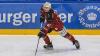 Der ECDC entschied das Spitzenspiel am Sonntagabend für sich. Gegen die Eisbären Regensburg gewann das Team von Sergej Waßmiller am Ende mit 3:1 und holte die nächsten wichtigen Punkte im Endspurt der Hauptrunde. Schon am Dienstag geht es für die Indians weiter, dann gastiert der EV Lindau am Hühnerberg.
Hafenrichter wieder zurück - Torloser erster Durchgang
Mit Jaro Hafenrichter kehrte eine wichtige Stütze zurück in die Mannschaft. Marco Eisenhut startete im Tor der Indians. Die Begegnung startete recht flott und intensiv. Beide Teams wollten sich nichts schenken und führten ein kampfbetontes Drittel. Der ECDC ging aber verdient in der siebten Minute in Führung. Alec Ahlroth drückte den Puck zum 1:0 in die Maschen. Memmingen spielte schneller und agiler als die Gäste aus der Domstadt. Tore fielen aber keine mehr, trotz mehrerer Gelegenheiten in Überzahl für die Eisbären.Zwei Tore im 2. DrittelIm zweiten Drittel, zumindest was die Spielanteile beider Teams angeht, zeigte sich ein ähnliches Bild. Die Indians waren das aktivere Team und erhöhten folgerichtig auf 2:0. Ludwig Nirschl versenkte die Scheibe im Eisbären-Gehäuse. Jedoch wurde das Spiel zunehmend ruppiger, was den ausverkauften Hühnerberg in einen Hexenkessel verwandelte. An Spannung und Intensität fehlte es keinesfalls.Souverän im Schlussdrittel
Im letzten Drittel kamen die Gäste zunächst zum Anschlusstreffer. Etwas überraschend versenkte Petr Heider zum 1:2 von der blauen Linie. Doch Memmingen ließ sich den Sieg nicht mehr nehmen. Die Indianer spielten konzentriert und standen kompakt. Auch Marco Eisenhut glänzte im Tor der Maustädter. Der entscheidende und letztendlich verdiente Treffer zum 3:1 fiel in der 56.Minute. Nach schöner Vorarbeit von Jaro Hafenrichter war es Petr Pohl, der eiskalt einnetzte und den wichtigen Sieg im Spitzenspiel perfekt machte.Derby am Dienstag: Lindau zu Gast
Zeit zum Regenerieren bleibt kaum, schon geht es Schlag auf Schlag weiter im Endspurt der Oberliga-Hauptrunde. Bereits am Dienstag kommt mit dem EV Lindau der nächste Gegner an den Hühnerberg. Das Team vom Bodensee konnte zuletzt zwei Erfolge, gegen Garmisch und Höchstadt einfahren und steht auf Platz 9 der Tabelle. Mit Martin Mairitsch und dem neuverpflichteten Nolan Redler stehen den Islanders zwei starke Kontingentspieler zur Verfügung. Die weiteren Leistungsträger sind die etablierten Kräfte Andreas Farny, Simon Klingler oder Florian Lüsch.

Die Indians, die sich mittlerweile auf Rang 2 vorgearbeitet haben, dürfen sich im Endspurt der Hauptrunde keinen Patzer mehr leisten, wenn sie noch einmal den Spitzenreiter Weiden angreifen wollen. Zuhause sind die Memminger bislang eine Macht, nur ein einziges Spiel musste man im Saisonverlauf abegben, das soll auch weiterhin so bleiben. Das Spiel am Dienstagabend beginnt um 20 Uhr, Tickets sind bereits im Vorverkauf verfügbar.