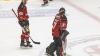 Der ECDC entschied das Spitzenspiel am Sonntagabend für sich. Gegen die Eisbären Regensburg gewann das Team von Sergej Waßmiller am Ende mit 3:1 und holte die nächsten wichtigen Punkte im Endspurt der Hauptrunde. Schon am Dienstag geht es für die Indians weiter, dann gastiert der EV Lindau am Hühnerberg.
Hafenrichter wieder zurück - Torloser erster Durchgang
Mit Jaro Hafenrichter kehrte eine wichtige Stütze zurück in die Mannschaft. Marco Eisenhut startete im Tor der Indians. Die Begegnung startete recht flott und intensiv. Beide Teams wollten sich nichts schenken und führten ein kampfbetontes Drittel. Der ECDC ging aber verdient in der siebten Minute in Führung. Alec Ahlroth drückte den Puck zum 1:0 in die Maschen. Memmingen spielte schneller und agiler als die Gäste aus der Domstadt. Tore fielen aber keine mehr, trotz mehrerer Gelegenheiten in Überzahl für die Eisbären.Zwei Tore im 2. DrittelIm zweiten Drittel, zumindest was die Spielanteile beider Teams angeht, zeigte sich ein ähnliches Bild. Die Indians waren das aktivere Team und erhöhten folgerichtig auf 2:0. Ludwig Nirschl versenkte die Scheibe im Eisbären-Gehäuse. Jedoch wurde das Spiel zunehmend ruppiger, was den ausverkauften Hühnerberg in einen Hexenkessel verwandelte. An Spannung und Intensität fehlte es keinesfalls.Souverän im Schlussdrittel
Im letzten Drittel kamen die Gäste zunächst zum Anschlusstreffer. Etwas überraschend versenkte Petr Heider zum 1:2 von der blauen Linie. Doch Memmingen ließ sich den Sieg nicht mehr nehmen. Die Indianer spielten konzentriert und standen kompakt. Auch Marco Eisenhut glänzte im Tor der Maustädter. Der entscheidende und letztendlich verdiente Treffer zum 3:1 fiel in der 56.Minute. Nach schöner Vorarbeit von Jaro Hafenrichter war es Petr Pohl, der eiskalt einnetzte und den wichtigen Sieg im Spitzenspiel perfekt machte.Derby am Dienstag: Lindau zu Gast
Zeit zum Regenerieren bleibt kaum, schon geht es Schlag auf Schlag weiter im Endspurt der Oberliga-Hauptrunde. Bereits am Dienstag kommt mit dem EV Lindau der nächste Gegner an den Hühnerberg. Das Team vom Bodensee konnte zuletzt zwei Erfolge, gegen Garmisch und Höchstadt einfahren und steht auf Platz 9 der Tabelle. Mit Martin Mairitsch und dem neuverpflichteten Nolan Redler stehen den Islanders zwei starke Kontingentspieler zur Verfügung. Die weiteren Leistungsträger sind die etablierten Kräfte Andreas Farny, Simon Klingler oder Florian Lüsch.

Die Indians, die sich mittlerweile auf Rang 2 vorgearbeitet haben, dürfen sich im Endspurt der Hauptrunde keinen Patzer mehr leisten, wenn sie noch einmal den Spitzenreiter Weiden angreifen wollen. Zuhause sind die Memminger bislang eine Macht, nur ein einziges Spiel musste man im Saisonverlauf abegben, das soll auch weiterhin so bleiben. Das Spiel am Dienstagabend beginnt um 20 Uhr, Tickets sind bereits im Vorverkauf verfügbar.