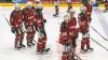 Der ECDC entschied das Spitzenspiel am Sonntagabend für sich. Gegen die Eisbären Regensburg gewann das Team von Sergej Waßmiller am Ende mit 3:1 und holte die nächsten wichtigen Punkte im Endspurt der Hauptrunde. Schon am Dienstag geht es für die Indians weiter, dann gastiert der EV Lindau am Hühnerberg.
Hafenrichter wieder zurück - Torloser erster Durchgang
Mit Jaro Hafenrichter kehrte eine wichtige Stütze zurück in die Mannschaft. Marco Eisenhut startete im Tor der Indians. Die Begegnung startete recht flott und intensiv. Beide Teams wollten sich nichts schenken und führten ein kampfbetontes Drittel. Der ECDC ging aber verdient in der siebten Minute in Führung. Alec Ahlroth drückte den Puck zum 1:0 in die Maschen. Memmingen spielte schneller und agiler als die Gäste aus der Domstadt. Tore fielen aber keine mehr, trotz mehrerer Gelegenheiten in Überzahl für die Eisbären.Zwei Tore im 2. DrittelIm zweiten Drittel, zumindest was die Spielanteile beider Teams angeht, zeigte sich ein ähnliches Bild. Die Indians waren das aktivere Team und erhöhten folgerichtig auf 2:0. Ludwig Nirschl versenkte die Scheibe im Eisbären-Gehäuse. Jedoch wurde das Spiel zunehmend ruppiger, was den ausverkauften Hühnerberg in einen Hexenkessel verwandelte. An Spannung und Intensität fehlte es keinesfalls.Souverän im Schlussdrittel
Im letzten Drittel kamen die Gäste zunächst zum Anschlusstreffer. Etwas überraschend versenkte Petr Heider zum 1:2 von der blauen Linie. Doch Memmingen ließ sich den Sieg nicht mehr nehmen. Die Indianer spielten konzentriert und standen kompakt. Auch Marco Eisenhut glänzte im Tor der Maustädter. Der entscheidende und letztendlich verdiente Treffer zum 3:1 fiel in der 56.Minute. Nach schöner Vorarbeit von Jaro Hafenrichter war es Petr Pohl, der eiskalt einnetzte und den wichtigen Sieg im Spitzenspiel perfekt machte.Derby am Dienstag: Lindau zu Gast
Zeit zum Regenerieren bleibt kaum, schon geht es Schlag auf Schlag weiter im Endspurt der Oberliga-Hauptrunde. Bereits am Dienstag kommt mit dem EV Lindau der nächste Gegner an den Hühnerberg. Das Team vom Bodensee konnte zuletzt zwei Erfolge, gegen Garmisch und Höchstadt einfahren und steht auf Platz 9 der Tabelle. Mit Martin Mairitsch und dem neuverpflichteten Nolan Redler stehen den Islanders zwei starke Kontingentspieler zur Verfügung. Die weiteren Leistungsträger sind die etablierten Kräfte Andreas Farny, Simon Klingler oder Florian Lüsch.

Die Indians, die sich mittlerweile auf Rang 2 vorgearbeitet haben, dürfen sich im Endspurt der Hauptrunde keinen Patzer mehr leisten, wenn sie noch einmal den Spitzenreiter Weiden angreifen wollen. Zuhause sind die Memminger bislang eine Macht, nur ein einziges Spiel musste man im Saisonverlauf abegben, das soll auch weiterhin so bleiben. Das Spiel am Dienstagabend beginnt um 20 Uhr, Tickets sind bereits im Vorverkauf verfügbar.