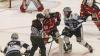 Die Indians aus Memmingen haben den EV Lindau am Dienstagabend mit 2:0 geschlagen. Damit sicherte sich der ECDC unter Coach Waßmiller wichtige Punkte im Kampf um die bestmöglichste Hauptrundenplatzierung. Über 500 Zuschauer sahen die Partie gegen die Islanders.
Lange keine ToreJoey Vollmer startete im Tor der Indianer, die kurzfristig noch auf Max Lukes und Niklas Deske verzichten mussten. Im ersten sowie auch im zweiten Drittel bekamen die Zuschauer am Hühnerberg einen ähnlichen Spielverlauf zu sehen. Der ECDC war die etwas bessere Mannschaft, doch hatte viel Mühe gegen taktisch gut eingestellte Lindauer zwingende Torchancen zu erspielen. Infolgedessen agierten beide Mannschaften recht schwerfällig, die Zuschauer bekamen wenige Highlights geboten. Auch Islanders-Goalie Heckenberger brachte Memmingen oft an den Rand der Verzweiflung. So verliefen insgesamt 40 Minuten torlos.Umkämpftes letztes DrittelErst im letzten Drittel klappte es mit dem Torerfolg. In Überzahl schoss Matej Pekr das erlösende 1:0 (48.Minute). Aber auch dieser Treffer beflügelte die Indianer nicht ausreichend genug, um die Führung weiter zu erhöhen, auch wenn der Druck etwas zunahm. Die Gäste vom Bodensee meisterten ihre Aufgabe hingegen mehr als ordentlich und prüften Joey Vollmer noch mehrmals. Erst in der letzten Spielminute machte Geburtstagskind Sergei Topol per Empty-Net-Goal zum 2:0 die drei Punkte perfekt, die den zweiten Tabellenplatz weiter festigen.

Das nächste Spiel am Hühnerberg findet bereits am Freitag statt. Gegner ist dann der SC Riessersee. Am Sonntag reisen die Maustädter zum zweiten Aufeinandertreffen in dieser Woche nach Lindau an den Bodensee.