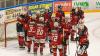 Die Indians aus Memmingen haben den EV Lindau am Dienstagabend mit 2:0 geschlagen. Damit sicherte sich der ECDC unter Coach Waßmiller wichtige Punkte im Kampf um die bestmöglichste Hauptrundenplatzierung. Über 500 Zuschauer sahen die Partie gegen die Islanders.
Lange keine ToreJoey Vollmer startete im Tor der Indianer, die kurzfristig noch auf Max Lukes und Niklas Deske verzichten mussten. Im ersten sowie auch im zweiten Drittel bekamen die Zuschauer am Hühnerberg einen ähnlichen Spielverlauf zu sehen. Der ECDC war die etwas bessere Mannschaft, doch hatte viel Mühe gegen taktisch gut eingestellte Lindauer zwingende Torchancen zu erspielen. Infolgedessen agierten beide Mannschaften recht schwerfällig, die Zuschauer bekamen wenige Highlights geboten. Auch Islanders-Goalie Heckenberger brachte Memmingen oft an den Rand der Verzweiflung. So verliefen insgesamt 40 Minuten torlos.Umkämpftes letztes DrittelErst im letzten Drittel klappte es mit dem Torerfolg. In Überzahl schoss Matej Pekr das erlösende 1:0 (48.Minute). Aber auch dieser Treffer beflügelte die Indianer nicht ausreichend genug, um die Führung weiter zu erhöhen, auch wenn der Druck etwas zunahm. Die Gäste vom Bodensee meisterten ihre Aufgabe hingegen mehr als ordentlich und prüften Joey Vollmer noch mehrmals. Erst in der letzten Spielminute machte Geburtstagskind Sergei Topol per Empty-Net-Goal zum 2:0 die drei Punkte perfekt, die den zweiten Tabellenplatz weiter festigen.

Das nächste Spiel am Hühnerberg findet bereits am Freitag statt. Gegner ist dann der SC Riessersee. Am Sonntag reisen die Maustädter zum zweiten Aufeinandertreffen in dieser Woche nach Lindau an den Bodensee.