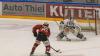 Die Indians aus Memmingen haben den EV Lindau am Dienstagabend mit 2:0 geschlagen. Damit sicherte sich der ECDC unter Coach Waßmiller wichtige Punkte im Kampf um die bestmöglichste Hauptrundenplatzierung. Über 500 Zuschauer sahen die Partie gegen die Islanders.
Lange keine ToreJoey Vollmer startete im Tor der Indianer, die kurzfristig noch auf Max Lukes und Niklas Deske verzichten mussten. Im ersten sowie auch im zweiten Drittel bekamen die Zuschauer am Hühnerberg einen ähnlichen Spielverlauf zu sehen. Der ECDC war die etwas bessere Mannschaft, doch hatte viel Mühe gegen taktisch gut eingestellte Lindauer zwingende Torchancen zu erspielen. Infolgedessen agierten beide Mannschaften recht schwerfällig, die Zuschauer bekamen wenige Highlights geboten. Auch Islanders-Goalie Heckenberger brachte Memmingen oft an den Rand der Verzweiflung. So verliefen insgesamt 40 Minuten torlos.Umkämpftes letztes DrittelErst im letzten Drittel klappte es mit dem Torerfolg. In Überzahl schoss Matej Pekr das erlösende 1:0 (48.Minute). Aber auch dieser Treffer beflügelte die Indianer nicht ausreichend genug, um die Führung weiter zu erhöhen, auch wenn der Druck etwas zunahm. Die Gäste vom Bodensee meisterten ihre Aufgabe hingegen mehr als ordentlich und prüften Joey Vollmer noch mehrmals. Erst in der letzten Spielminute machte Geburtstagskind Sergei Topol per Empty-Net-Goal zum 2:0 die drei Punkte perfekt, die den zweiten Tabellenplatz weiter festigen.

Das nächste Spiel am Hühnerberg findet bereits am Freitag statt. Gegner ist dann der SC Riessersee. Am Sonntag reisen die Maustädter zum zweiten Aufeinandertreffen in dieser Woche nach Lindau an den Bodensee.