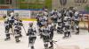 Die Indians aus Memmingen haben den EV Lindau am Dienstagabend mit 2:0 geschlagen. Damit sicherte sich der ECDC unter Coach Waßmiller wichtige Punkte im Kampf um die bestmöglichste Hauptrundenplatzierung. Über 500 Zuschauer sahen die Partie gegen die Islanders.
Lange keine ToreJoey Vollmer startete im Tor der Indianer, die kurzfristig noch auf Max Lukes und Niklas Deske verzichten mussten. Im ersten sowie auch im zweiten Drittel bekamen die Zuschauer am Hühnerberg einen ähnlichen Spielverlauf zu sehen. Der ECDC war die etwas bessere Mannschaft, doch hatte viel Mühe gegen taktisch gut eingestellte Lindauer zwingende Torchancen zu erspielen. Infolgedessen agierten beide Mannschaften recht schwerfällig, die Zuschauer bekamen wenige Highlights geboten. Auch Islanders-Goalie Heckenberger brachte Memmingen oft an den Rand der Verzweiflung. So verliefen insgesamt 40 Minuten torlos.Umkämpftes letztes DrittelErst im letzten Drittel klappte es mit dem Torerfolg. In Überzahl schoss Matej Pekr das erlösende 1:0 (48.Minute). Aber auch dieser Treffer beflügelte die Indianer nicht ausreichend genug, um die Führung weiter zu erhöhen, auch wenn der Druck etwas zunahm. Die Gäste vom Bodensee meisterten ihre Aufgabe hingegen mehr als ordentlich und prüften Joey Vollmer noch mehrmals. Erst in der letzten Spielminute machte Geburtstagskind Sergei Topol per Empty-Net-Goal zum 2:0 die drei Punkte perfekt, die den zweiten Tabellenplatz weiter festigen.

Das nächste Spiel am Hühnerberg findet bereits am Freitag statt. Gegner ist dann der SC Riessersee. Am Sonntag reisen die Maustädter zum zweiten Aufeinandertreffen in dieser Woche nach Lindau an den Bodensee.