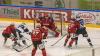 Die Indians aus Memmingen haben den EV Lindau am Dienstagabend mit 2:0 geschlagen. Damit sicherte sich der ECDC unter Coach Waßmiller wichtige Punkte im Kampf um die bestmöglichste Hauptrundenplatzierung. Über 500 Zuschauer sahen die Partie gegen die Islanders.
Lange keine ToreJoey Vollmer startete im Tor der Indianer, die kurzfristig noch auf Max Lukes und Niklas Deske verzichten mussten. Im ersten sowie auch im zweiten Drittel bekamen die Zuschauer am Hühnerberg einen ähnlichen Spielverlauf zu sehen. Der ECDC war die etwas bessere Mannschaft, doch hatte viel Mühe gegen taktisch gut eingestellte Lindauer zwingende Torchancen zu erspielen. Infolgedessen agierten beide Mannschaften recht schwerfällig, die Zuschauer bekamen wenige Highlights geboten. Auch Islanders-Goalie Heckenberger brachte Memmingen oft an den Rand der Verzweiflung. So verliefen insgesamt 40 Minuten torlos.Umkämpftes letztes DrittelErst im letzten Drittel klappte es mit dem Torerfolg. In Überzahl schoss Matej Pekr das erlösende 1:0 (48.Minute). Aber auch dieser Treffer beflügelte die Indianer nicht ausreichend genug, um die Führung weiter zu erhöhen, auch wenn der Druck etwas zunahm. Die Gäste vom Bodensee meisterten ihre Aufgabe hingegen mehr als ordentlich und prüften Joey Vollmer noch mehrmals. Erst in der letzten Spielminute machte Geburtstagskind Sergei Topol per Empty-Net-Goal zum 2:0 die drei Punkte perfekt, die den zweiten Tabellenplatz weiter festigen.

Das nächste Spiel am Hühnerberg findet bereits am Freitag statt. Gegner ist dann der SC Riessersee. Am Sonntag reisen die Maustädter zum zweiten Aufeinandertreffen in dieser Woche nach Lindau an den Bodensee.