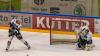Die Indians aus Memmingen haben den EV Lindau am Dienstagabend mit 2:0 geschlagen. Damit sicherte sich der ECDC unter Coach Waßmiller wichtige Punkte im Kampf um die bestmöglichste Hauptrundenplatzierung. Über 500 Zuschauer sahen die Partie gegen die Islanders.
Lange keine ToreJoey Vollmer startete im Tor der Indianer, die kurzfristig noch auf Max Lukes und Niklas Deske verzichten mussten. Im ersten sowie auch im zweiten Drittel bekamen die Zuschauer am Hühnerberg einen ähnlichen Spielverlauf zu sehen. Der ECDC war die etwas bessere Mannschaft, doch hatte viel Mühe gegen taktisch gut eingestellte Lindauer zwingende Torchancen zu erspielen. Infolgedessen agierten beide Mannschaften recht schwerfällig, die Zuschauer bekamen wenige Highlights geboten. Auch Islanders-Goalie Heckenberger brachte Memmingen oft an den Rand der Verzweiflung. So verliefen insgesamt 40 Minuten torlos.Umkämpftes letztes DrittelErst im letzten Drittel klappte es mit dem Torerfolg. In Überzahl schoss Matej Pekr das erlösende 1:0 (48.Minute). Aber auch dieser Treffer beflügelte die Indianer nicht ausreichend genug, um die Führung weiter zu erhöhen, auch wenn der Druck etwas zunahm. Die Gäste vom Bodensee meisterten ihre Aufgabe hingegen mehr als ordentlich und prüften Joey Vollmer noch mehrmals. Erst in der letzten Spielminute machte Geburtstagskind Sergei Topol per Empty-Net-Goal zum 2:0 die drei Punkte perfekt, die den zweiten Tabellenplatz weiter festigen.

Das nächste Spiel am Hühnerberg findet bereits am Freitag statt. Gegner ist dann der SC Riessersee. Am Sonntag reisen die Maustädter zum zweiten Aufeinandertreffen in dieser Woche nach Lindau an den Bodensee.