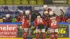 Die Indians aus Memmingen haben den EV Lindau am Dienstagabend mit 2:0 geschlagen. Damit sicherte sich der ECDC unter Coach Waßmiller wichtige Punkte im Kampf um die bestmöglichste Hauptrundenplatzierung. Über 500 Zuschauer sahen die Partie gegen die Islanders.
Lange keine ToreJoey Vollmer startete im Tor der Indianer, die kurzfristig noch auf Max Lukes und Niklas Deske verzichten mussten. Im ersten sowie auch im zweiten Drittel bekamen die Zuschauer am Hühnerberg einen ähnlichen Spielverlauf zu sehen. Der ECDC war die etwas bessere Mannschaft, doch hatte viel Mühe gegen taktisch gut eingestellte Lindauer zwingende Torchancen zu erspielen. Infolgedessen agierten beide Mannschaften recht schwerfällig, die Zuschauer bekamen wenige Highlights geboten. Auch Islanders-Goalie Heckenberger brachte Memmingen oft an den Rand der Verzweiflung. So verliefen insgesamt 40 Minuten torlos.Umkämpftes letztes DrittelErst im letzten Drittel klappte es mit dem Torerfolg. In Überzahl schoss Matej Pekr das erlösende 1:0 (48.Minute). Aber auch dieser Treffer beflügelte die Indianer nicht ausreichend genug, um die Führung weiter zu erhöhen, auch wenn der Druck etwas zunahm. Die Gäste vom Bodensee meisterten ihre Aufgabe hingegen mehr als ordentlich und prüften Joey Vollmer noch mehrmals. Erst in der letzten Spielminute machte Geburtstagskind Sergei Topol per Empty-Net-Goal zum 2:0 die drei Punkte perfekt, die den zweiten Tabellenplatz weiter festigen.

Das nächste Spiel am Hühnerberg findet bereits am Freitag statt. Gegner ist dann der SC Riessersee. Am Sonntag reisen die Maustädter zum zweiten Aufeinandertreffen in dieser Woche nach Lindau an den Bodensee.