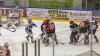 Die Indians aus Memmingen haben den EV Lindau am Dienstagabend mit 2:0 geschlagen. Damit sicherte sich der ECDC unter Coach Waßmiller wichtige Punkte im Kampf um die bestmöglichste Hauptrundenplatzierung. Über 500 Zuschauer sahen die Partie gegen die Islanders.
Lange keine ToreJoey Vollmer startete im Tor der Indianer, die kurzfristig noch auf Max Lukes und Niklas Deske verzichten mussten. Im ersten sowie auch im zweiten Drittel bekamen die Zuschauer am Hühnerberg einen ähnlichen Spielverlauf zu sehen. Der ECDC war die etwas bessere Mannschaft, doch hatte viel Mühe gegen taktisch gut eingestellte Lindauer zwingende Torchancen zu erspielen. Infolgedessen agierten beide Mannschaften recht schwerfällig, die Zuschauer bekamen wenige Highlights geboten. Auch Islanders-Goalie Heckenberger brachte Memmingen oft an den Rand der Verzweiflung. So verliefen insgesamt 40 Minuten torlos.Umkämpftes letztes DrittelErst im letzten Drittel klappte es mit dem Torerfolg. In Überzahl schoss Matej Pekr das erlösende 1:0 (48.Minute). Aber auch dieser Treffer beflügelte die Indianer nicht ausreichend genug, um die Führung weiter zu erhöhen, auch wenn der Druck etwas zunahm. Die Gäste vom Bodensee meisterten ihre Aufgabe hingegen mehr als ordentlich und prüften Joey Vollmer noch mehrmals. Erst in der letzten Spielminute machte Geburtstagskind Sergei Topol per Empty-Net-Goal zum 2:0 die drei Punkte perfekt, die den zweiten Tabellenplatz weiter festigen.

Das nächste Spiel am Hühnerberg findet bereits am Freitag statt. Gegner ist dann der SC Riessersee. Am Sonntag reisen die Maustädter zum zweiten Aufeinandertreffen in dieser Woche nach Lindau an den Bodensee.