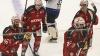 Die Indians aus Memmingen haben den EV Lindau am Dienstagabend mit 2:0 geschlagen. Damit sicherte sich der ECDC unter Coach Waßmiller wichtige Punkte im Kampf um die bestmöglichste Hauptrundenplatzierung. Über 500 Zuschauer sahen die Partie gegen die Islanders.
Lange keine ToreJoey Vollmer startete im Tor der Indianer, die kurzfristig noch auf Max Lukes und Niklas Deske verzichten mussten. Im ersten sowie auch im zweiten Drittel bekamen die Zuschauer am Hühnerberg einen ähnlichen Spielverlauf zu sehen. Der ECDC war die etwas bessere Mannschaft, doch hatte viel Mühe gegen taktisch gut eingestellte Lindauer zwingende Torchancen zu erspielen. Infolgedessen agierten beide Mannschaften recht schwerfällig, die Zuschauer bekamen wenige Highlights geboten. Auch Islanders-Goalie Heckenberger brachte Memmingen oft an den Rand der Verzweiflung. So verliefen insgesamt 40 Minuten torlos.Umkämpftes letztes DrittelErst im letzten Drittel klappte es mit dem Torerfolg. In Überzahl schoss Matej Pekr das erlösende 1:0 (48.Minute). Aber auch dieser Treffer beflügelte die Indianer nicht ausreichend genug, um die Führung weiter zu erhöhen, auch wenn der Druck etwas zunahm. Die Gäste vom Bodensee meisterten ihre Aufgabe hingegen mehr als ordentlich und prüften Joey Vollmer noch mehrmals. Erst in der letzten Spielminute machte Geburtstagskind Sergei Topol per Empty-Net-Goal zum 2:0 die drei Punkte perfekt, die den zweiten Tabellenplatz weiter festigen.

Das nächste Spiel am Hühnerberg findet bereits am Freitag statt. Gegner ist dann der SC Riessersee. Am Sonntag reisen die Maustädter zum zweiten Aufeinandertreffen in dieser Woche nach Lindau an den Bodensee.