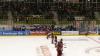 Die Indians aus Memmingen haben den EV Lindau am Dienstagabend mit 2:0 geschlagen. Damit sicherte sich der ECDC unter Coach Waßmiller wichtige Punkte im Kampf um die bestmöglichste Hauptrundenplatzierung. Über 500 Zuschauer sahen die Partie gegen die Islanders.
Lange keine ToreJoey Vollmer startete im Tor der Indianer, die kurzfristig noch auf Max Lukes und Niklas Deske verzichten mussten. Im ersten sowie auch im zweiten Drittel bekamen die Zuschauer am Hühnerberg einen ähnlichen Spielverlauf zu sehen. Der ECDC war die etwas bessere Mannschaft, doch hatte viel Mühe gegen taktisch gut eingestellte Lindauer zwingende Torchancen zu erspielen. Infolgedessen agierten beide Mannschaften recht schwerfällig, die Zuschauer bekamen wenige Highlights geboten. Auch Islanders-Goalie Heckenberger brachte Memmingen oft an den Rand der Verzweiflung. So verliefen insgesamt 40 Minuten torlos.Umkämpftes letztes DrittelErst im letzten Drittel klappte es mit dem Torerfolg. In Überzahl schoss Matej Pekr das erlösende 1:0 (48.Minute). Aber auch dieser Treffer beflügelte die Indianer nicht ausreichend genug, um die Führung weiter zu erhöhen, auch wenn der Druck etwas zunahm. Die Gäste vom Bodensee meisterten ihre Aufgabe hingegen mehr als ordentlich und prüften Joey Vollmer noch mehrmals. Erst in der letzten Spielminute machte Geburtstagskind Sergei Topol per Empty-Net-Goal zum 2:0 die drei Punkte perfekt, die den zweiten Tabellenplatz weiter festigen.

Das nächste Spiel am Hühnerberg findet bereits am Freitag statt. Gegner ist dann der SC Riessersee. Am Sonntag reisen die Maustädter zum zweiten Aufeinandertreffen in dieser Woche nach Lindau an den Bodensee.