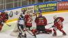 Die Indians aus Memmingen haben den EV Lindau am Dienstagabend mit 2:0 geschlagen. Damit sicherte sich der ECDC unter Coach Waßmiller wichtige Punkte im Kampf um die bestmöglichste Hauptrundenplatzierung. Über 500 Zuschauer sahen die Partie gegen die Islanders.
Lange keine ToreJoey Vollmer startete im Tor der Indianer, die kurzfristig noch auf Max Lukes und Niklas Deske verzichten mussten. Im ersten sowie auch im zweiten Drittel bekamen die Zuschauer am Hühnerberg einen ähnlichen Spielverlauf zu sehen. Der ECDC war die etwas bessere Mannschaft, doch hatte viel Mühe gegen taktisch gut eingestellte Lindauer zwingende Torchancen zu erspielen. Infolgedessen agierten beide Mannschaften recht schwerfällig, die Zuschauer bekamen wenige Highlights geboten. Auch Islanders-Goalie Heckenberger brachte Memmingen oft an den Rand der Verzweiflung. So verliefen insgesamt 40 Minuten torlos.Umkämpftes letztes DrittelErst im letzten Drittel klappte es mit dem Torerfolg. In Überzahl schoss Matej Pekr das erlösende 1:0 (48.Minute). Aber auch dieser Treffer beflügelte die Indianer nicht ausreichend genug, um die Führung weiter zu erhöhen, auch wenn der Druck etwas zunahm. Die Gäste vom Bodensee meisterten ihre Aufgabe hingegen mehr als ordentlich und prüften Joey Vollmer noch mehrmals. Erst in der letzten Spielminute machte Geburtstagskind Sergei Topol per Empty-Net-Goal zum 2:0 die drei Punkte perfekt, die den zweiten Tabellenplatz weiter festigen.

Das nächste Spiel am Hühnerberg findet bereits am Freitag statt. Gegner ist dann der SC Riessersee. Am Sonntag reisen die Maustädter zum zweiten Aufeinandertreffen in dieser Woche nach Lindau an den Bodensee.