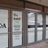 Die C&A-Filiale in Sonthofen ist Geschichte. Die 1.400 Quadratmeter große Filiale war einer der größten Anziehungspunkte seit 2012 in der Sonthofer Fußgängerzone. Im Sommer letzten Jahres informierte die Geschäftsführung die Stadt Sonthofen darüber, dass die Verhandlungen zwischen der Textilkette und dem Eigentümer ins Stocken geraten sind. Im Dezember vergangenen Jahres wurde dann die Schließung der Filiale und das Scheitern der Verhandlungen offiziell bekannt gegeben. 

Bereits jetzt ist das große Geschäftsgebäude geschlossen, nicht wie erst bekannt gegeben am 28. Februar. "Der Mietvertrag läuft bis Ende Februar. Geschlossen wurde die Filiale jedoch früher, da abschließende Arbeiten dies notwendig gemacht haben", so Dijana Tanasić von der Unternehmenskommunikation von C&A.
﻿Planungen gehen weiterDie Planungen für die Wiederbelebung des Gebäudes gehen derweil aber in eine neue Runde.  Aktuell liegen der Stadt Sonthofen noch keine genauen Pläne zur Nutzung des Gebäudes vor. "Aktuell verhandelt der Eigentümer mit zwei potenziellen Interessenten. Bei einem Interessenten haben wir eine baurechtliche Prüfung vornehmen müssen. Die ist aber abgeschlossen und wir warten ebenfalls auf die Verhandlungsergebnisse", so Andreas Maier von der Stadt Sonthofen. Es bleibt also spannend, was sich als nächstes im Mittelpunkt der Fußgängerzone in Sonthofen ansiedelt.