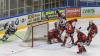 Die Indians aus Memmingen haben den EV Lindau am Dienstagabend mit 2:0 geschlagen. Damit sicherte sich der ECDC unter Coach Waßmiller wichtige Punkte im Kampf um die bestmöglichste Hauptrundenplatzierung. Über 500 Zuschauer sahen die Partie gegen die Islanders.
Lange keine ToreJoey Vollmer startete im Tor der Indianer, die kurzfristig noch auf Max Lukes und Niklas Deske verzichten mussten. Im ersten sowie auch im zweiten Drittel bekamen die Zuschauer am Hühnerberg einen ähnlichen Spielverlauf zu sehen. Der ECDC war die etwas bessere Mannschaft, doch hatte viel Mühe gegen taktisch gut eingestellte Lindauer zwingende Torchancen zu erspielen. Infolgedessen agierten beide Mannschaften recht schwerfällig, die Zuschauer bekamen wenige Highlights geboten. Auch Islanders-Goalie Heckenberger brachte Memmingen oft an den Rand der Verzweiflung. So verliefen insgesamt 40 Minuten torlos.Umkämpftes letztes DrittelErst im letzten Drittel klappte es mit dem Torerfolg. In Überzahl schoss Matej Pekr das erlösende 1:0 (48.Minute). Aber auch dieser Treffer beflügelte die Indianer nicht ausreichend genug, um die Führung weiter zu erhöhen, auch wenn der Druck etwas zunahm. Die Gäste vom Bodensee meisterten ihre Aufgabe hingegen mehr als ordentlich und prüften Joey Vollmer noch mehrmals. Erst in der letzten Spielminute machte Geburtstagskind Sergei Topol per Empty-Net-Goal zum 2:0 die drei Punkte perfekt, die den zweiten Tabellenplatz weiter festigen.

Das nächste Spiel am Hühnerberg findet bereits am Freitag statt. Gegner ist dann der SC Riessersee. Am Sonntag reisen die Maustädter zum zweiten Aufeinandertreffen in dieser Woche nach Lindau an den Bodensee.