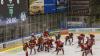 Die Indians aus Memmingen haben den EV Lindau am Dienstagabend mit 2:0 geschlagen. Damit sicherte sich der ECDC unter Coach Waßmiller wichtige Punkte im Kampf um die bestmöglichste Hauptrundenplatzierung. Über 500 Zuschauer sahen die Partie gegen die Islanders.
Lange keine ToreJoey Vollmer startete im Tor der Indianer, die kurzfristig noch auf Max Lukes und Niklas Deske verzichten mussten. Im ersten sowie auch im zweiten Drittel bekamen die Zuschauer am Hühnerberg einen ähnlichen Spielverlauf zu sehen. Der ECDC war die etwas bessere Mannschaft, doch hatte viel Mühe gegen taktisch gut eingestellte Lindauer zwingende Torchancen zu erspielen. Infolgedessen agierten beide Mannschaften recht schwerfällig, die Zuschauer bekamen wenige Highlights geboten. Auch Islanders-Goalie Heckenberger brachte Memmingen oft an den Rand der Verzweiflung. So verliefen insgesamt 40 Minuten torlos.Umkämpftes letztes DrittelErst im letzten Drittel klappte es mit dem Torerfolg. In Überzahl schoss Matej Pekr das erlösende 1:0 (48.Minute). Aber auch dieser Treffer beflügelte die Indianer nicht ausreichend genug, um die Führung weiter zu erhöhen, auch wenn der Druck etwas zunahm. Die Gäste vom Bodensee meisterten ihre Aufgabe hingegen mehr als ordentlich und prüften Joey Vollmer noch mehrmals. Erst in der letzten Spielminute machte Geburtstagskind Sergei Topol per Empty-Net-Goal zum 2:0 die drei Punkte perfekt, die den zweiten Tabellenplatz weiter festigen.

Das nächste Spiel am Hühnerberg findet bereits am Freitag statt. Gegner ist dann der SC Riessersee. Am Sonntag reisen die Maustädter zum zweiten Aufeinandertreffen in dieser Woche nach Lindau an den Bodensee.