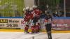Die Indians aus Memmingen haben den EV Lindau am Dienstagabend mit 2:0 geschlagen. Damit sicherte sich der ECDC unter Coach Waßmiller wichtige Punkte im Kampf um die bestmöglichste Hauptrundenplatzierung. Über 500 Zuschauer sahen die Partie gegen die Islanders.
Lange keine ToreJoey Vollmer startete im Tor der Indianer, die kurzfristig noch auf Max Lukes und Niklas Deske verzichten mussten. Im ersten sowie auch im zweiten Drittel bekamen die Zuschauer am Hühnerberg einen ähnlichen Spielverlauf zu sehen. Der ECDC war die etwas bessere Mannschaft, doch hatte viel Mühe gegen taktisch gut eingestellte Lindauer zwingende Torchancen zu erspielen. Infolgedessen agierten beide Mannschaften recht schwerfällig, die Zuschauer bekamen wenige Highlights geboten. Auch Islanders-Goalie Heckenberger brachte Memmingen oft an den Rand der Verzweiflung. So verliefen insgesamt 40 Minuten torlos.Umkämpftes letztes DrittelErst im letzten Drittel klappte es mit dem Torerfolg. In Überzahl schoss Matej Pekr das erlösende 1:0 (48.Minute). Aber auch dieser Treffer beflügelte die Indianer nicht ausreichend genug, um die Führung weiter zu erhöhen, auch wenn der Druck etwas zunahm. Die Gäste vom Bodensee meisterten ihre Aufgabe hingegen mehr als ordentlich und prüften Joey Vollmer noch mehrmals. Erst in der letzten Spielminute machte Geburtstagskind Sergei Topol per Empty-Net-Goal zum 2:0 die drei Punkte perfekt, die den zweiten Tabellenplatz weiter festigen.

Das nächste Spiel am Hühnerberg findet bereits am Freitag statt. Gegner ist dann der SC Riessersee. Am Sonntag reisen die Maustädter zum zweiten Aufeinandertreffen in dieser Woche nach Lindau an den Bodensee.