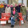 Jede dritte Frau auf der Welt erfährt mindestens einmal in ihrem Leben Gewalt. Anlässlich des Aktionstages "One Billion Rising" hat die Stadt Leutkirch mit einer besonderen Aktion auf die Situation von misshandelten Frauen aufmerksam gemacht. 
Alternativprogramm statt TanzDer Tanz auf dem Marktplatz anlässlich des Aktionstages konnte auch in diesem Jahr nicht stattfinden. Stattdessen hat das Organisationsteam aus Leutkircher Schulsozialarbeiterinnen, dem Jugendhaus, der Kinder-, Jugend-, und Familienbeauftragten, der Integrationsbeauftragten der Stadt und der Koordinatorin von „Demokratie Leben!“ ein alternatives Programm für den Aktionstag erarbeitet.Vortrag von Opferschutzkoordinatorin im BocksaalSo fand unter anderem im Bocksaal für Schülerinnen und die Öffentlichkeit ein Vortrag der Kriminalbeamtin und Opferschutzkoordinatorin Evelyn Lang zu „Gewalt gegen Frauen im öffentlichen Raum“ statt. „Das Wichtigste ist: Vorbereitet sein!“, so Frau Lang laut einer Pressemitteilung der Stadt Leutkirch. Der Beitrag wurde von Carmen Scheich, der Leutkircher Kinder-, Jugend-, und Familienbeauftragten begleitet."Rote Bank" als SymbolAuf dem Marktplatz vor dem Rathaus wurde außerdem noch die sogenannte "Rote Bank" aufgestellt. 2016 in der italienischen Stadt Perugia ins Leben gerufen, steht sie als Symbol für Gewalt gegen Frauen. Die Farbe Rot symbolisiert dabei die Farbe von Blut und Leben. Die Bank selbst ist ein mahnendes Zeichen für die Plätze, die frei bleiben, wenn Frauen häuslicher und sexualisierter Gewalt zum Opfer fallen. Sie wurde bereits in mehreren Städten aufgestellt.Tour durch den LandkreisDie Rote Bank wird für eine Woche auf dem Marktplatz stehen. Danach wird sie an Leutkircher Schulen, dem Jugendhaus, bei der Schwangerschaftsberatung und an einem Frauen Fitnessstudio in Leutkirch stehen. Um möglichst viele Menschen in der Region zu erreichen soll laut Pressemitteilung die Bank das gesamte Jahr durch den Landkreis wandern.In Deutschland noch TabuthemaAllein in Deutschland stirbt mehr als an jedem dritten Tag eine Frau durch Partnerschaftsgewalt. Studien belegen, dass jede dritte Frau mindestens einmal in ihrem Leben Gewalt erfährt. Die Tragweite wird längst nicht umfassend gesehen, behandelt oder gar verhindert. Vor allem weil häusliche Gewalt noch weitgehend ein Tabu ist. Das Aufstellen der Bank inmitten der Öffentlichkeit soll die Vorbeigehenden dazu anregen, über das Thema nachzudenken. Außerdem soll sie daran erinnern, dass Jeder und Jede dazu beitragen kann, Gewalt in Beziehungen zu beenden.Thema betrifft alle BereicheIn Leutkirch wird das Thema in unterschiedlichster Weise aufgegriffen, denn Gewalt gegen Frauen beschränkt sich nicht auf ein bestimmtes Alter oder eine bestimmte Hautfarbe. Sie betrifft alle Arten familiärer Beziehungen und sozialer Milieus. Auch im Landkreis erleben Mädchen und Frauen täglich Gewalt.
Allein im Altkreis Wangen gab es 2021 rund 240 telefonisch und persönlich geführte Beratungen an der Beratungsstelle im Buchweg 8 in Wangen. Psychische Gewalt ist leider auch hochrelevant. Massive Abwertungen und Bedrohungen können einen zerstörerischen Einfluss auf das Selbstwertgefühl und die psychische Gesundheit von Frauen und Mädchen haben. Mit diesen Grenzverletzungen befasst sich der Verein „Frauen und Kinder in Not“ täglich.