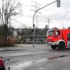 Am Samstagmorgen sind auf der Ulmer Straße / Ravensburger Straße in Ravensburg zwei Autos zusammengestoßen. Eines der beiden Autos, ein BMW, kam daraufhin von der Straße ab, überfuhr den Fußweg, riss einen Wasserhydranten aus der Verankerung und beschädigte das Dach eines Zweirad-Parkplatzes an der Gewerbeschule. Durch die Wucht der Kollisionen ließ sich keine der Fahrzeugtüren am BMW mehr öffnen. Die Feuerwehr musste den Mann aus seinem Fahrzeug bergen.
Gesamtschaden: 127.000 Euro!Beide Fahrer waren alleine im Auto unterwegs, beide erlitten nach bisherigem Stand nur leichte Verletzungen. Am Wasserhydrant entstand Schaden von 3000 Euro, am Dach der Zweiradabstellplätze von 100.000 Euro, am Nissan 20.000 Euro und am BMW 4.000 Euro.Verkehrsbehinderungen an der UnfallstelleZur Absicherung der Unfallstelle, zur Bergung der Fahrzeuge und zur Unfallaufnahme musste der Verkehr im Bereich der Unfallstelle durch die Polizei längere Zeit umgeleitet werden. Es kam zu Verkehrsbeeinträchtigungen. Neben der Polizei waren mehrere Rettungswägen und die Feuerwehr im Einsatz. Die Ermittlungen der Polizei zur Unfallursache dauern an.