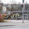 Am Samstagmorgen sind auf der Ulmer Straße / Ravensburger Straße in Ravensburg zwei Autos zusammengestoßen. Eines der beiden Autos, ein BMW, kam daraufhin von der Straße ab, überfuhr den Fußweg, riss einen Wasserhydranten aus der Verankerung und beschädigte das Dach eines Zweirad-Parkplatzes an der Gewerbeschule. Durch die Wucht der Kollisionen ließ sich keine der Fahrzeugtüren am BMW mehr öffnen. Die Feuerwehr musste den Mann aus seinem Fahrzeug bergen.
Gesamtschaden: 127.000 Euro!Beide Fahrer waren alleine im Auto unterwegs, beide erlitten nach bisherigem Stand nur leichte Verletzungen. Am Wasserhydrant entstand Schaden von 3000 Euro, am Dach der Zweiradabstellplätze von 100.000 Euro, am Nissan 20.000 Euro und am BMW 4.000 Euro.Verkehrsbehinderungen an der UnfallstelleZur Absicherung der Unfallstelle, zur Bergung der Fahrzeuge und zur Unfallaufnahme musste der Verkehr im Bereich der Unfallstelle durch die Polizei längere Zeit umgeleitet werden. Es kam zu Verkehrsbeeinträchtigungen. Neben der Polizei waren mehrere Rettungswägen und die Feuerwehr im Einsatz. Die Ermittlungen der Polizei zur Unfallursache dauern an.